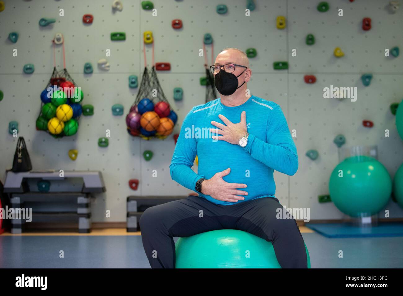 Bad Rothenfelde, Germania. 21st Jan 2022. Paziente di lunga corporatura Jörg Schneider si occupa di un addestramento alla respirazione in una sala di ginnastica presso la Teutoburger Wald Clinic, una clinica di riabilitazione per pazienti affetti da post-convivenza. Il ministro della Sanità della bassa Sassonia Behrens (DOCUP) visita la struttura. Credit: Friso Gentsch/dpa/Alamy Live News Foto Stock