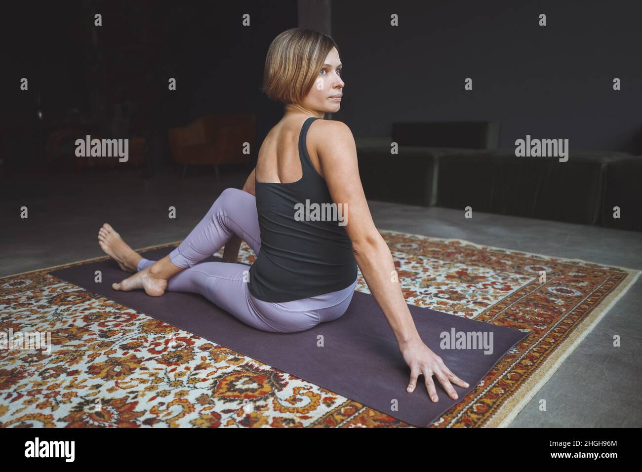 Yoga per principianti. Asana per gambe e natiche belle. Prendersi cura della salute del corpo e mentale. Foto di alta qualità Foto Stock