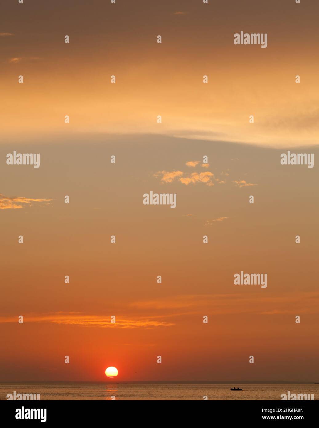 Colorato cielo al tramonto sul Mar Baltico in una serata estiva, foto verticale Foto Stock