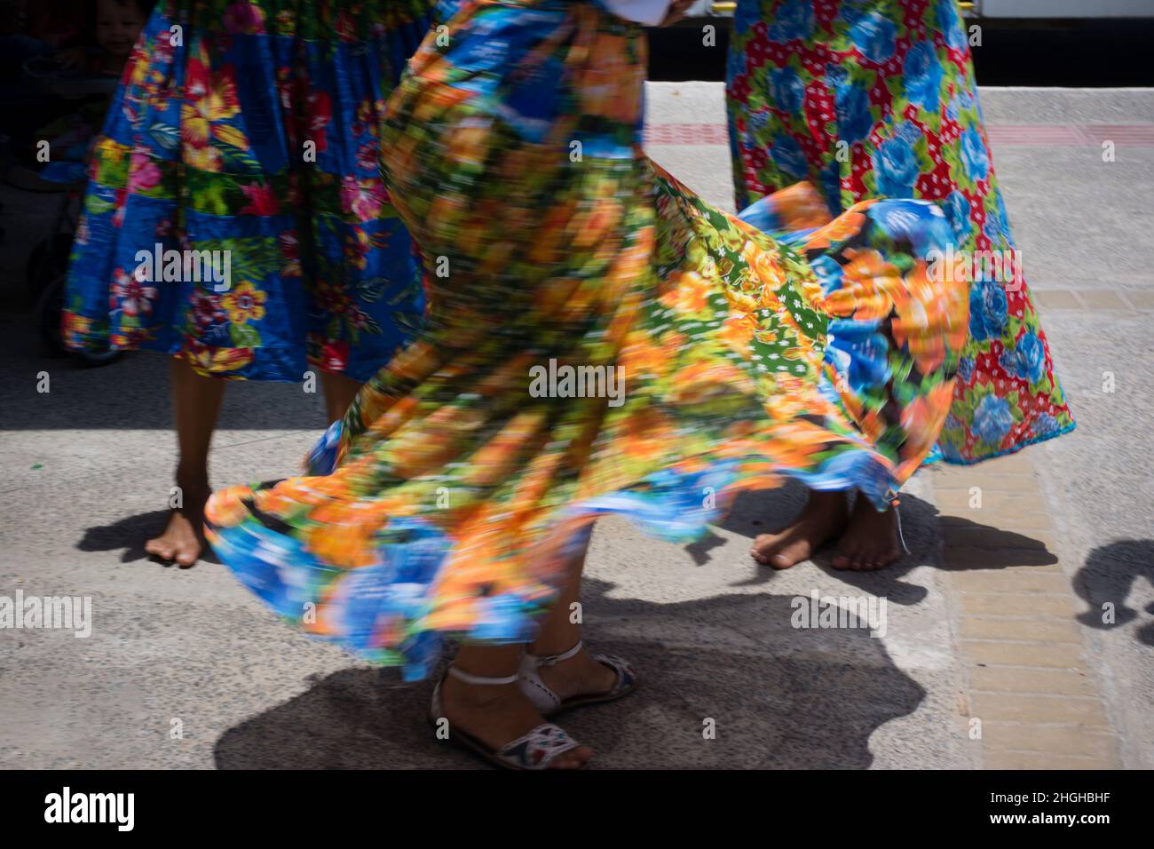 Le donne ballano la tradizionale samba de roda di Bahia con abiti colorati. Salvador, Bahia, Brasile. Foto Stock