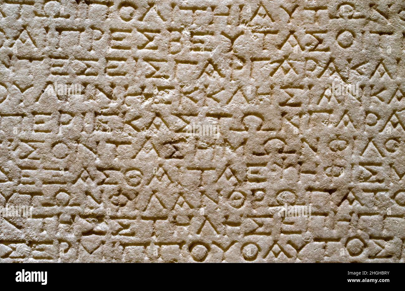 Antica cuneiforme greca su tavoletta di pietra. Foto Stock