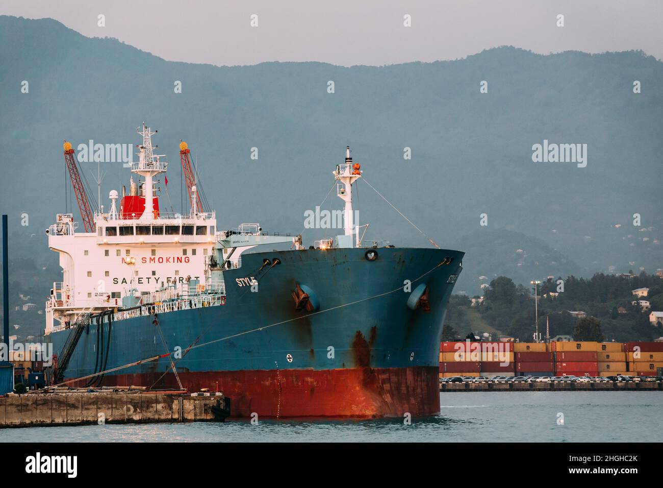 Nave da trasporto Barge Freight Ship nel molo di Port Dock la sera del sole al tramonto o all'alba a Batumi, Adjara, Georgia Foto Stock