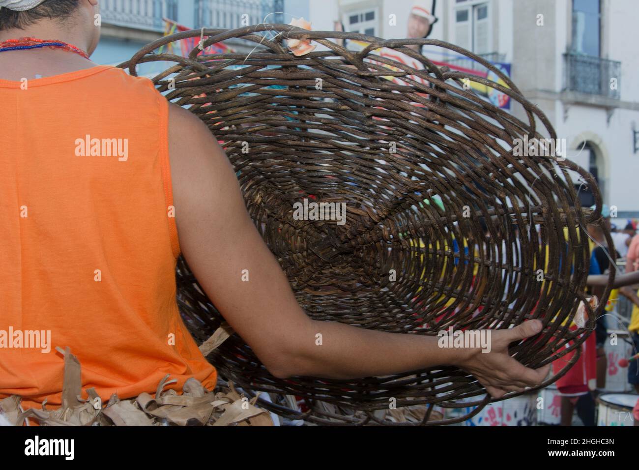 Le persone che ballano nelle strette strade di Pelourinho al carnevale dell'anno 2016 a Salvador, Bahia. Foto Stock