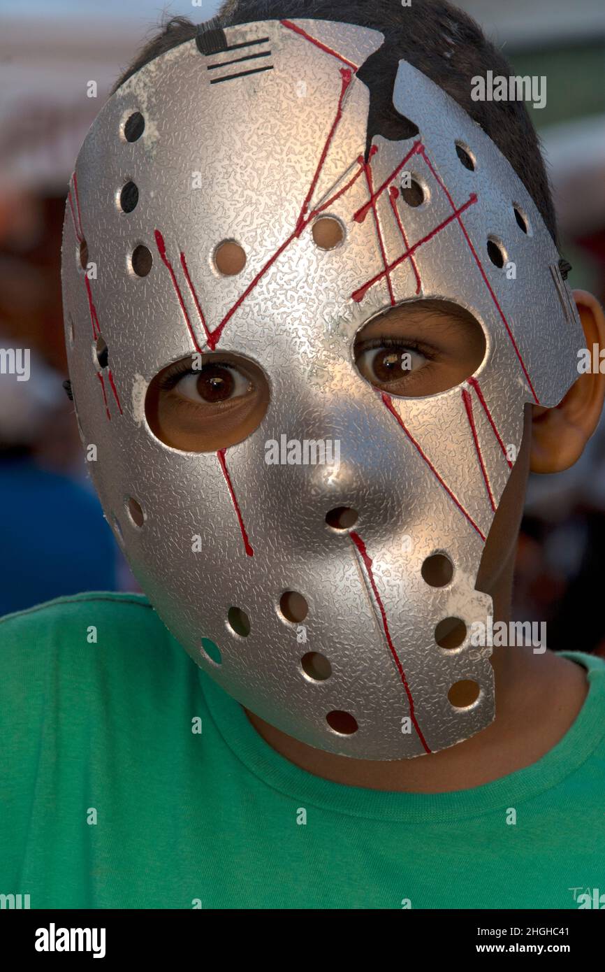 Giovane uomo che indossa la maschera del terrore ad una festa popolare nella città di Salvador, Bahia. Foto Stock