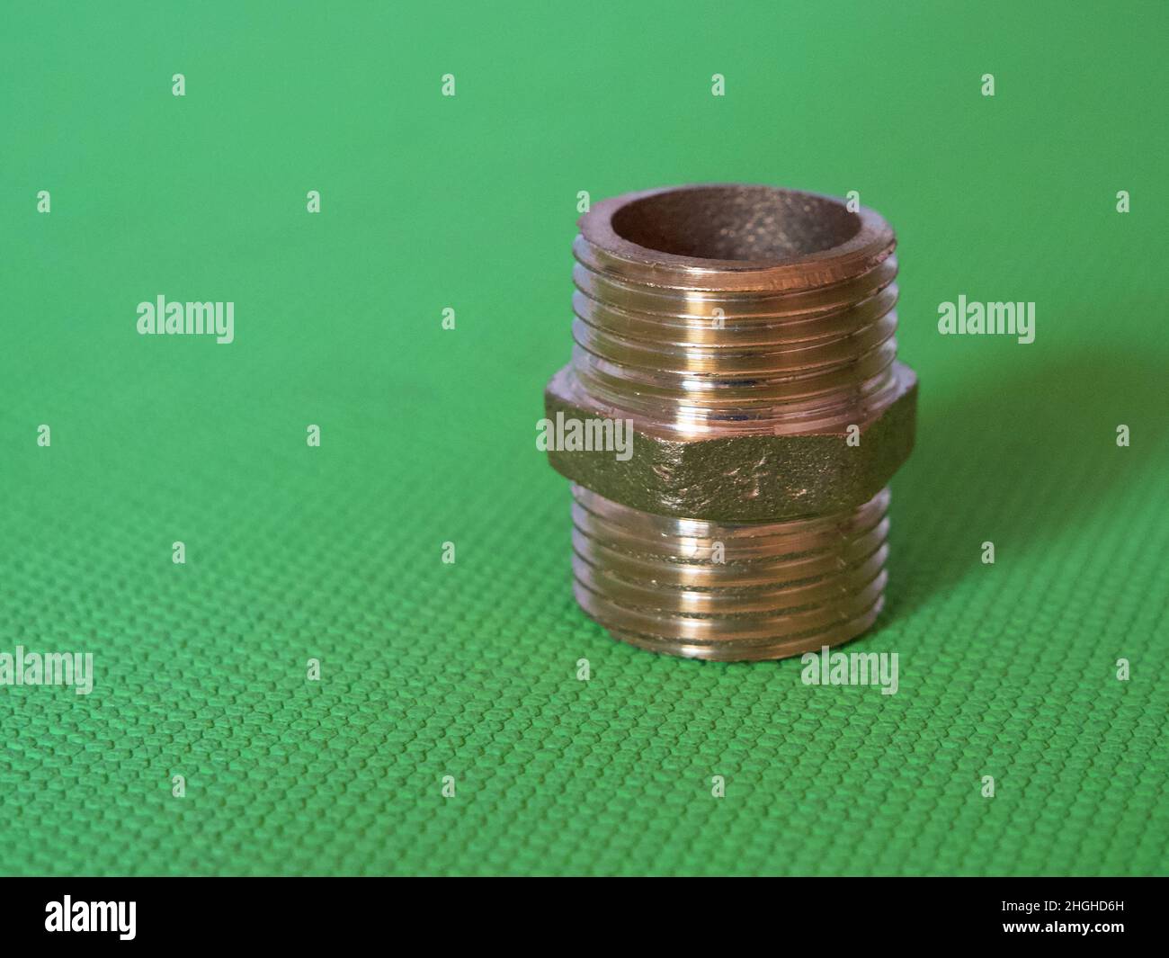 Il nipplo in ottone viene utilizzato per collegare tubi con raccordi filettati dello stesso diametro quando si installano sistemi di alimentazione di acqua fredda e calda, riscaldamento e piombo Foto Stock