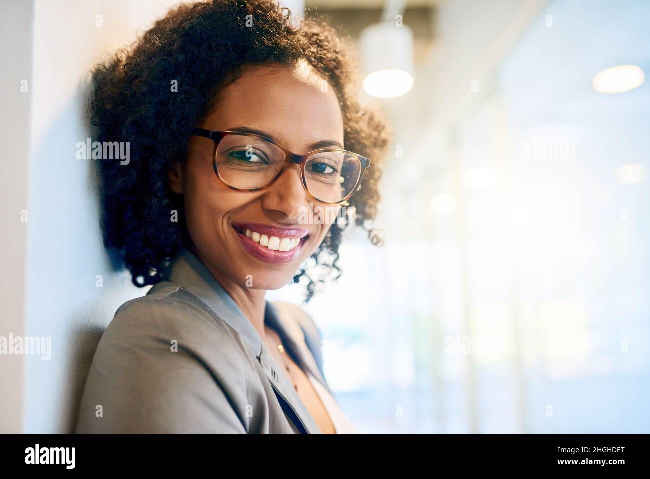 Sorridi, non c'è un'introduzione migliore. Ritratto corto di una bella donna d'affari in un ufficio. Foto Stock