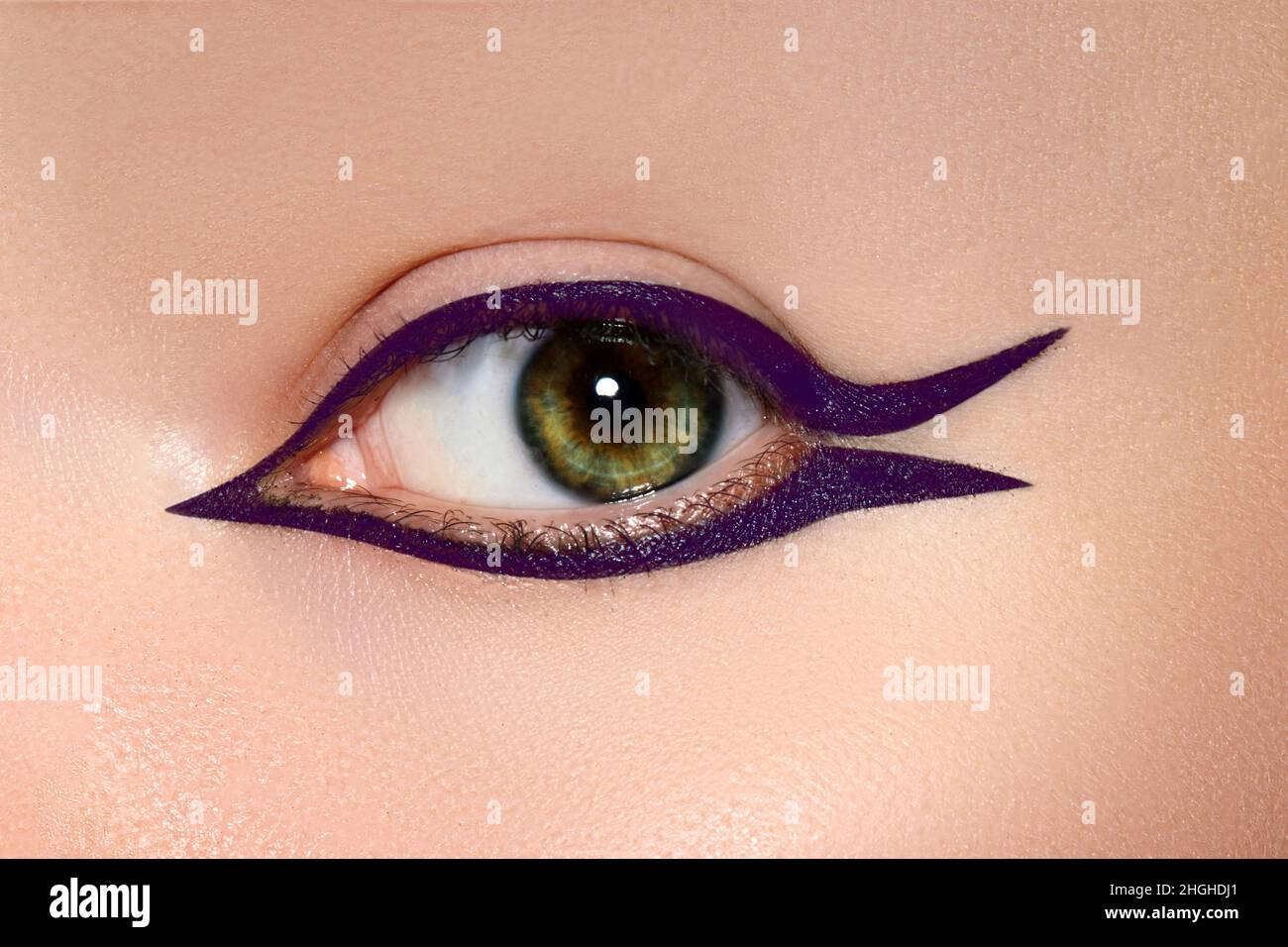Eyeliner viola immagini e fotografie stock ad alta risoluzione - Alamy