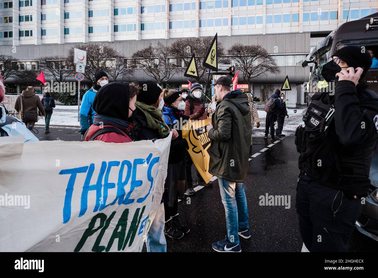 Berlino, Germania. 21st Jan 2022. Nelle ore mattutine circa 50 attivisti della RIBELLIONE DI ESTINZIONE (XR) hanno protestato di fronte alla sede della Bayer AG a Berlino. Il ha anche bloccato la strada di fronte per un breve periodo di tempo. Nei discorsi hanno condannato il coinvolgimento di Bayer nella produzione di erbicidi, pesticidi e fungicidi, che portano all'estinzione di molte specie e stanno danneggiando gli ecosistemi nelle zone in cui vengono utilizzati. Vendono prodotti vietati nell'UE in altre parti del mondo. (Credit Image: © Ralph Pache/PRESSCOV via ZUMA Press Wire) Foto Stock