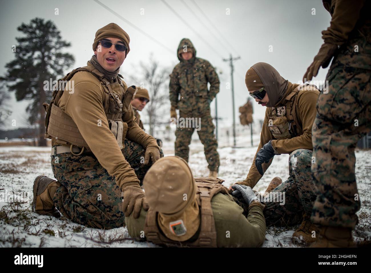 Marines with Echo Company, 2nd Battaglione, 23rd Regiment Marino, 4th Divisione Marina, condurre la pratica di cura di incidenti di combattimento durante un evento di addestramento fisico a Fort Pickett, Virginia il 16 gennaio 2022. L'evento di addestramento consisteva in diverse stazioni di applicazione pratiche con una volata di 400 metri tra ciascuna stazione. Marines che non partecipava all'applicazione pratica era tenuta a condurre esercitazioni di log fino al completamento dello scenario della stazione. Il Dipartimento della Difesa, attraverso il comando del Nord degli Stati Uniti, e in supporto del Dipartimento della sicurezza interna, sta fornendo i trasporti Foto Stock