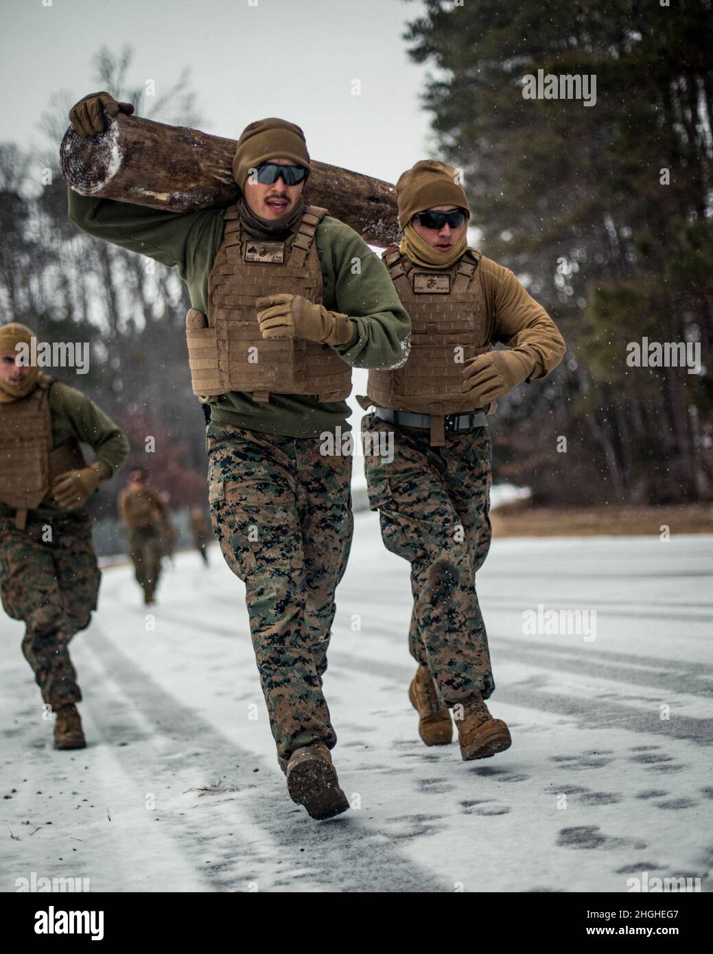 Marines con Echo Company, 2nd Battaglione, 23rd Regiment Marino, 4th Divisione Marina, volata ad una stazione di applicazione pratica durante un evento di addestramento fisico a Fort Pickett, Virginia il 16 gennaio 2022. L'evento di addestramento consisteva in diverse stazioni di applicazione pratiche con una volata di 400 metri tra ciascuna stazione. Marines che non partecipava all'applicazione pratica era tenuta a condurre esercitazioni di log fino al completamento dello scenario della stazione. Il Dipartimento della Difesa, attraverso il comando del Nord degli Stati Uniti, e a sostegno del Dipartimento della sicurezza interna, sta fornendo la transp Foto Stock