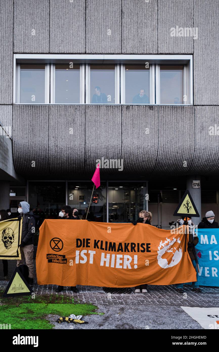 Berlino, Germania. 21st Jan 2022. Nelle ore mattutine circa 50 attivisti della RIBELLIONE DI ESTINZIONE (XR) hanno protestato di fronte alla sede della Bayer AG a Berlino. Il ha anche bloccato la strada di fronte per un breve periodo di tempo. Nei discorsi hanno condannato il coinvolgimento di Bayer nella produzione di erbicidi, pesticidi e fungicidi, che portano all'estinzione di molte specie e stanno danneggiando gli ecosistemi nelle zone in cui vengono utilizzati. Vendono prodotti vietati nell'UE in altre parti del mondo. (Credit Image: © Ralph Pache/PRESSCOV via ZUMA Press Wire) Foto Stock