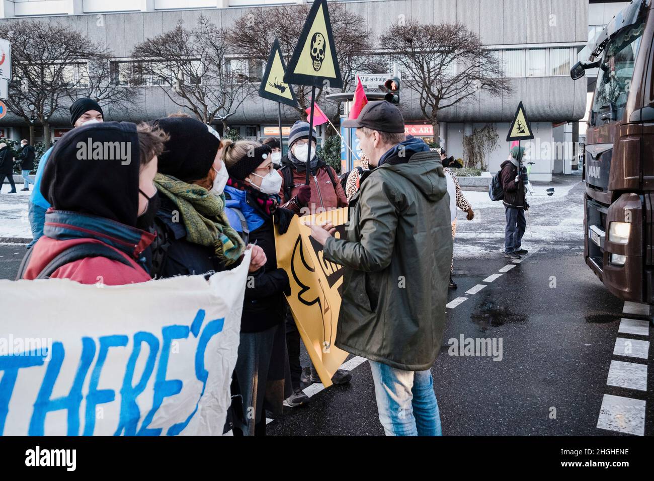 Berlino, Germania. 21st Jan 2022. Nelle ore mattutine circa 50 attivisti della RIBELLIONE DI ESTINZIONE (XR) hanno protestato di fronte alla sede della Bayer AG a Berlino. Il ha anche bloccato la strada di fronte per un breve periodo di tempo. Nei discorsi hanno condannato il coinvolgimento di Bayer nella produzione di erbicidi, pesticidi e fungicidi, che portano all'estinzione di molte specie e stanno danneggiando gli ecosistemi nelle zone in cui vengono utilizzati. Vendono prodotti vietati nell'UE in altre parti del mondo. (Credit Image: © Ralph Pache/PRESSCOV via ZUMA Press Wire) Foto Stock
