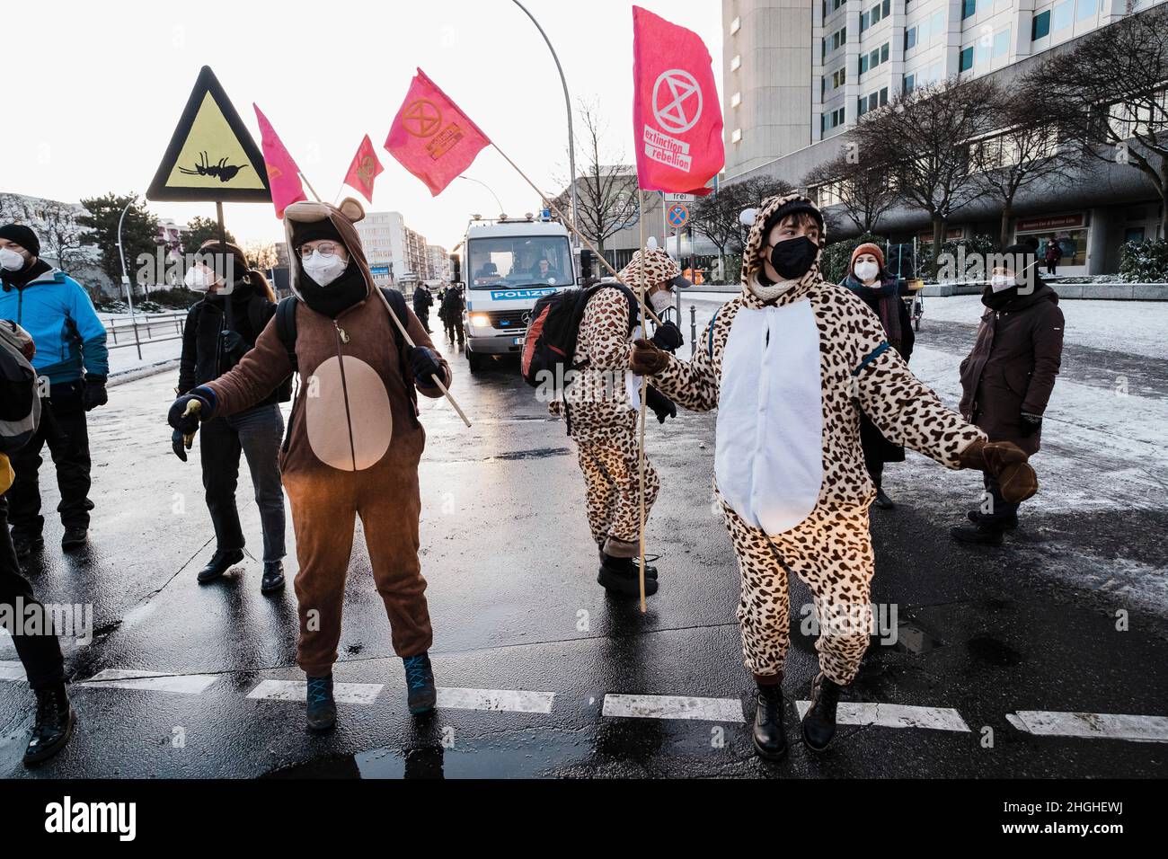 Berlino, Germania. 21st Jan 2022. Nelle ore mattutine circa 50 attivisti della RIBELLIONE DI ESTINZIONE (XR) hanno protestato di fronte alla sede della Bayer AG a Berlino. Il ha anche bloccato la strada di fronte per un breve periodo di tempo. Nei discorsi hanno condannato il coinvolgimento di Bayer nella produzione di erbicidi, pesticidi e fungicidi, che portano all'estinzione di molte specie e stanno danneggiando gli ecosistemi nelle zone in cui vengono utilizzati. Vendono prodotti vietati nell'UE in altre parti del mondo. (Credit Image: © Ralph Pache/PRESSCOV via ZUMA Press Wire) Foto Stock