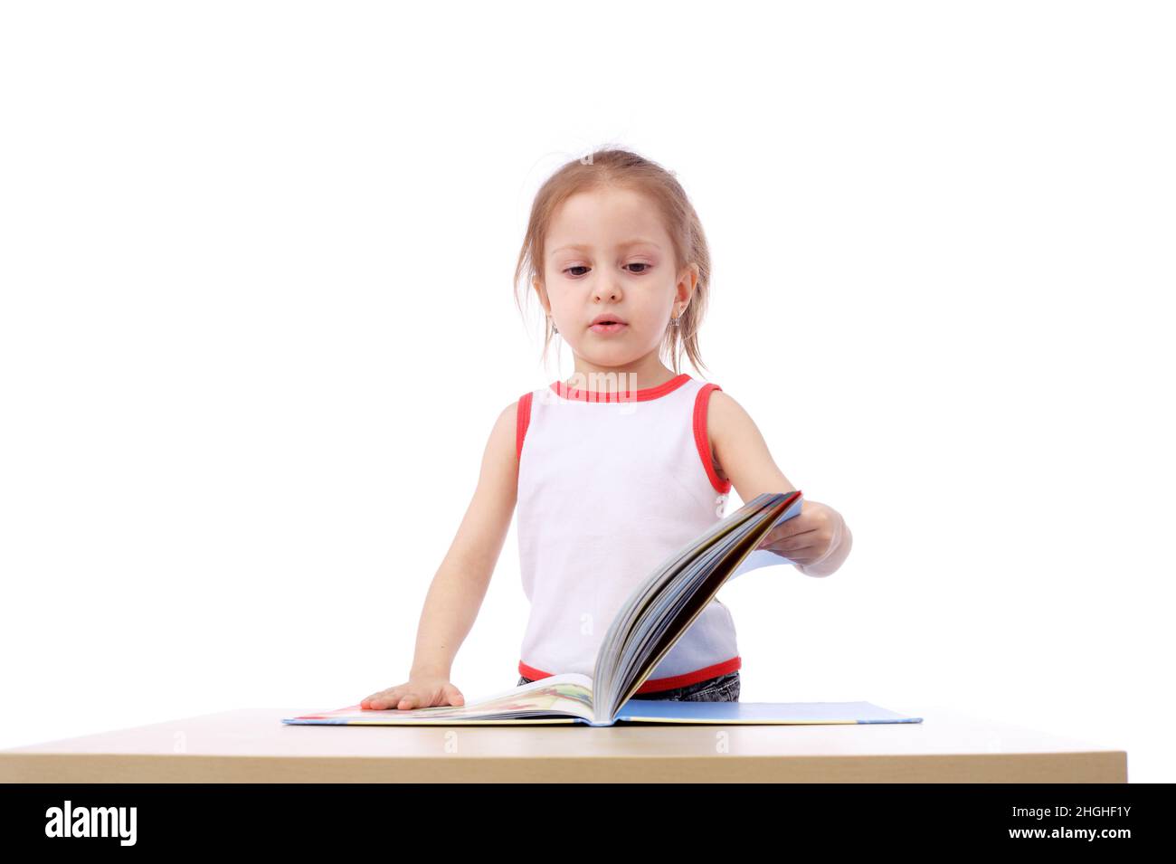 bambino piccolo carino che legge un libro Foto Stock