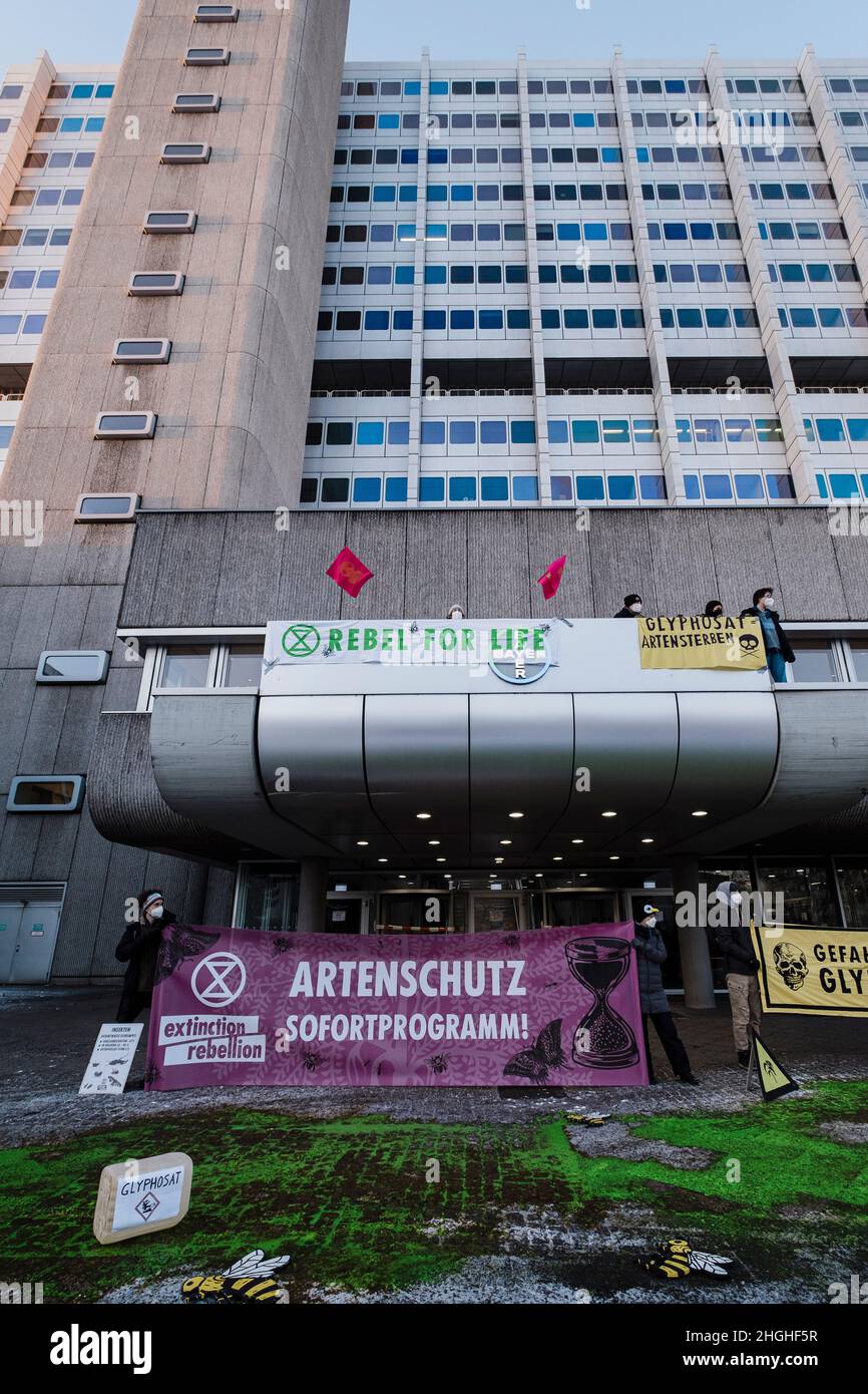 Berlino, Germania. 21st Jan 2022. Nelle ore mattutine circa 50 attivisti della RIBELLIONE DI ESTINZIONE (XR) hanno protestato di fronte alla sede della Bayer AG a Berlino. Il ha anche bloccato la strada di fronte per un breve periodo di tempo. Nei discorsi hanno condannato il coinvolgimento di Bayer nella produzione di erbicidi, pesticidi e fungicidi, che portano all'estinzione di molte specie e stanno danneggiando gli ecosistemi nelle zone in cui vengono utilizzati. Vendono prodotti vietati nell'UE in altre parti del mondo. (Foto di Ralph Pache/PRESSCOV/Sipa USA) Credit: Sipa USA/Alamy Live News Foto Stock