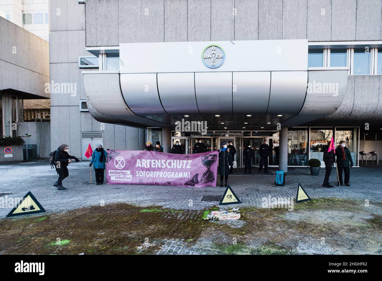 Berlino, Germania. 21st Jan 2022. Nelle ore mattutine circa 50 attivisti della RIBELLIONE DI ESTINZIONE (XR) hanno protestato di fronte alla sede della Bayer AG a Berlino. Il ha anche bloccato la strada di fronte per un breve periodo di tempo. Nei discorsi hanno condannato il coinvolgimento di Bayer nella produzione di erbicidi, pesticidi e fungicidi, che portano all'estinzione di molte specie e stanno danneggiando gli ecosistemi nelle zone in cui vengono utilizzati. Vendono prodotti vietati nell'UE in altre parti del mondo. (Foto di Ralph Pache/PRESSCOV/Sipa USA) Credit: Sipa USA/Alamy Live News Foto Stock