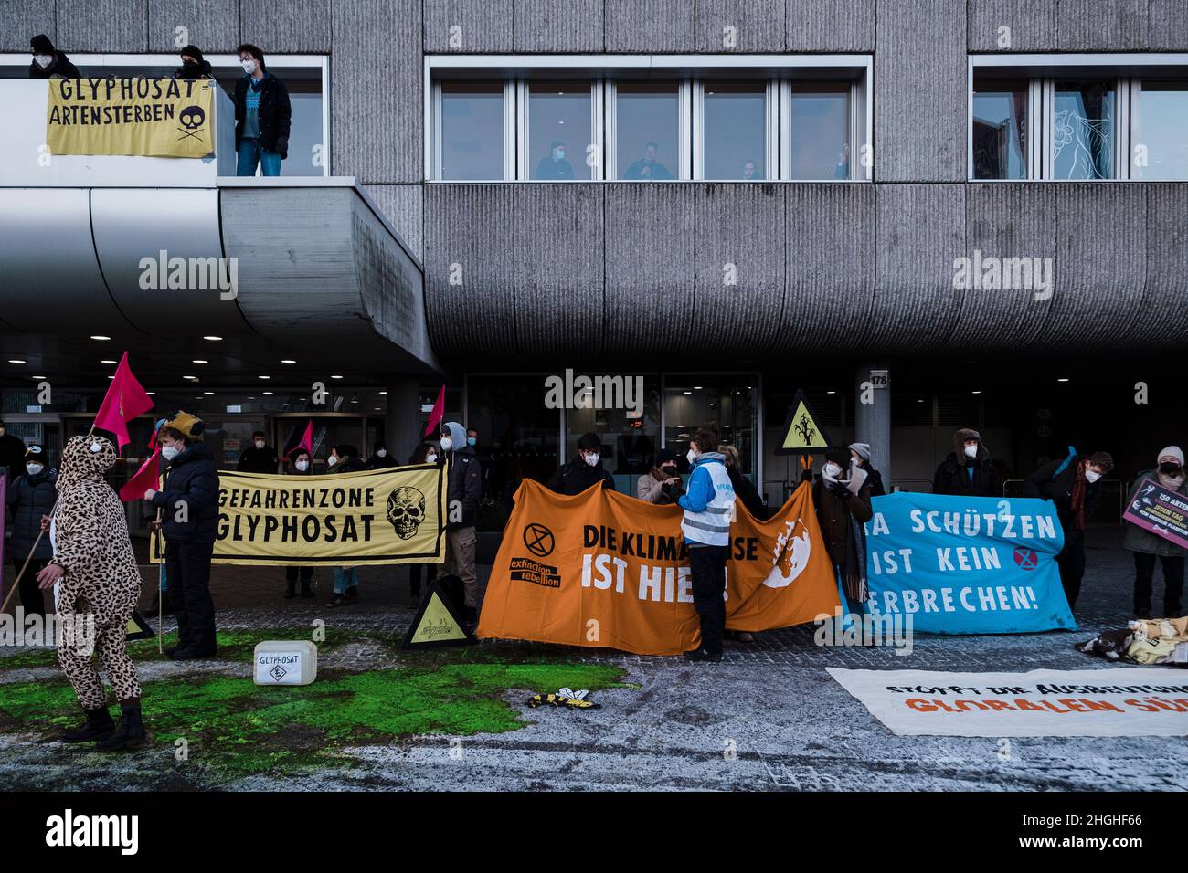 Berlino, Germania. 21st Jan 2022. Nelle ore mattutine circa 50 attivisti della RIBELLIONE DI ESTINZIONE (XR) hanno protestato di fronte alla sede della Bayer AG a Berlino. Il ha anche bloccato la strada di fronte per un breve periodo di tempo. Nei discorsi hanno condannato il coinvolgimento di Bayer nella produzione di erbicidi, pesticidi e fungicidi, che portano all'estinzione di molte specie e stanno danneggiando gli ecosistemi nelle zone in cui vengono utilizzati. Vendono prodotti vietati nell'UE in altre parti del mondo. (Foto di Ralph Pache/PRESSCOV/Sipa USA) Credit: Sipa USA/Alamy Live News Foto Stock