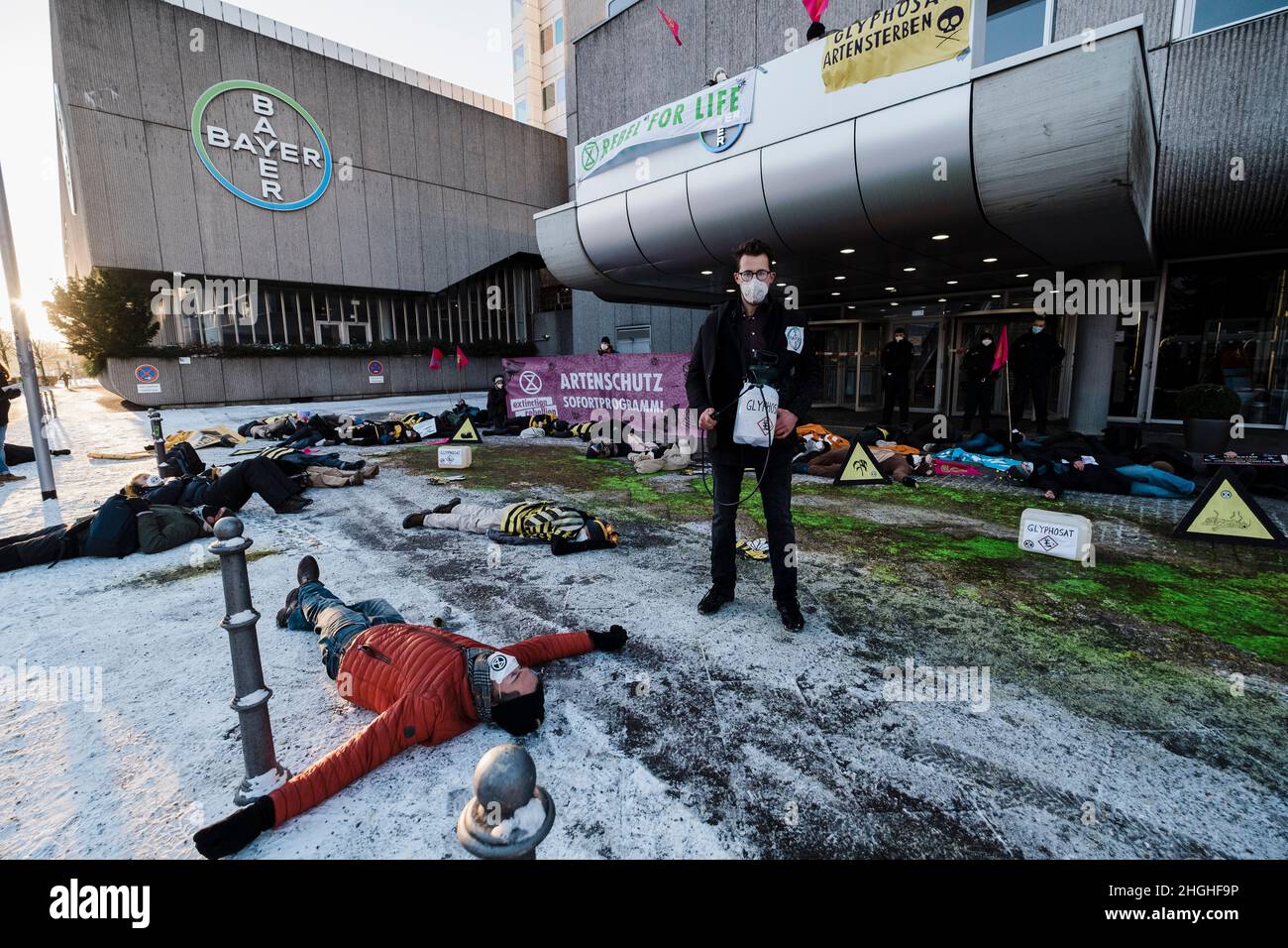 Berlino, Germania. 21st Jan 2022. Nelle ore mattutine circa 50 attivisti della RIBELLIONE DI ESTINZIONE (XR) hanno protestato di fronte alla sede della Bayer AG a Berlino. Il ha anche bloccato la strada di fronte per un breve periodo di tempo. Nei discorsi hanno condannato il coinvolgimento di Bayer nella produzione di erbicidi, pesticidi e fungicidi, che portano all'estinzione di molte specie e stanno danneggiando gli ecosistemi nelle zone in cui vengono utilizzati. Vendono prodotti vietati nell'UE in altre parti del mondo. (Foto di Ralph Pache/PRESSCOV/Sipa USA) Credit: Sipa USA/Alamy Live News Foto Stock