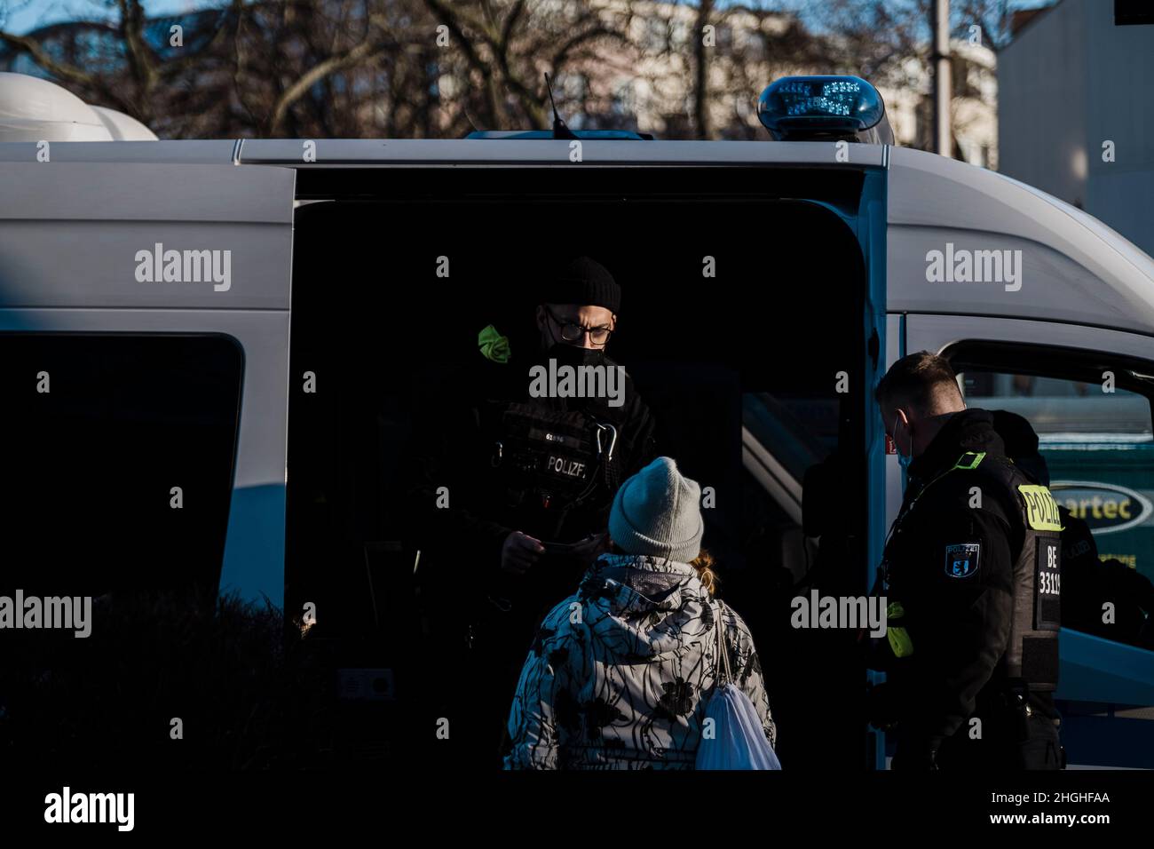 Berlino, Germania. 21st Jan 2022. Nelle ore mattutine circa 50 attivisti della RIBELLIONE DI ESTINZIONE (XR) hanno protestato di fronte alla sede della Bayer AG a Berlino. Il ha anche bloccato la strada di fronte per un breve periodo di tempo. Nei discorsi hanno condannato il coinvolgimento di Bayer nella produzione di erbicidi, pesticidi e fungicidi, che portano all'estinzione di molte specie e stanno danneggiando gli ecosistemi nelle zone in cui vengono utilizzati. Vendono prodotti vietati nell'UE in altre parti del mondo. (Foto di Ralph Pache/PRESSCOV/Sipa USA) Credit: Sipa USA/Alamy Live News Foto Stock