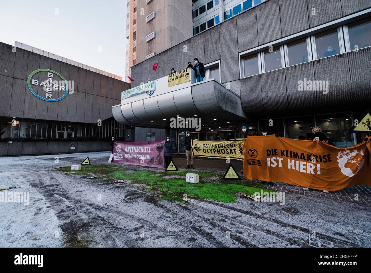 Berlino, Germania. 21st Jan 2022. Nelle ore mattutine circa 50 attivisti della RIBELLIONE DI ESTINZIONE (XR) hanno protestato di fronte alla sede della Bayer AG a Berlino. Il ha anche bloccato la strada di fronte per un breve periodo di tempo. Nei discorsi hanno condannato il coinvolgimento di Bayer nella produzione di erbicidi, pesticidi e fungicidi, che portano all'estinzione di molte specie e stanno danneggiando gli ecosistemi nelle zone in cui vengono utilizzati. Vendono prodotti vietati nell'UE in altre parti del mondo. (Credit Image: © Ralph Pache/PRESSCOV via ZUMA Press Wire) Foto Stock