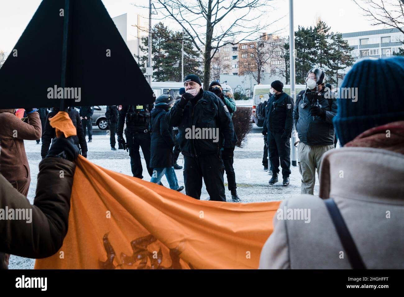 Berlino, Germania. 21st Jan 2022. Nelle ore mattutine circa 50 attivisti della RIBELLIONE DI ESTINZIONE (XR) hanno protestato di fronte alla sede della Bayer AG a Berlino. Il ha anche bloccato la strada di fronte per un breve periodo di tempo. Nei discorsi hanno condannato il coinvolgimento di Bayer nella produzione di erbicidi, pesticidi e fungicidi, che portano all'estinzione di molte specie e stanno danneggiando gli ecosistemi nelle zone in cui vengono utilizzati. Vendono prodotti vietati nell'UE in altre parti del mondo. (Foto di Ralph Pache/PRESSCOV/Sipa USA) Credit: Sipa USA/Alamy Live News Foto Stock