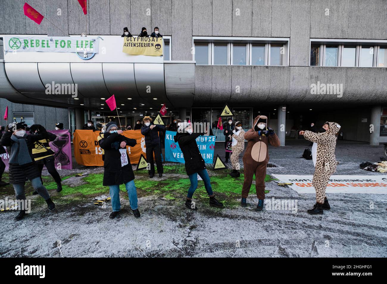 Berlino, Germania. 21st Jan 2022. Nelle ore mattutine circa 50 attivisti della RIBELLIONE DI ESTINZIONE (XR) hanno protestato di fronte alla sede della Bayer AG a Berlino. Il ha anche bloccato la strada di fronte per un breve periodo di tempo. Nei discorsi hanno condannato il coinvolgimento di Bayer nella produzione di erbicidi, pesticidi e fungicidi, che portano all'estinzione di molte specie e stanno danneggiando gli ecosistemi nelle zone in cui vengono utilizzati. Vendono prodotti vietati nell'UE in altre parti del mondo. (Credit Image: © Ralph Pache/PRESSCOV via ZUMA Press Wire) Foto Stock