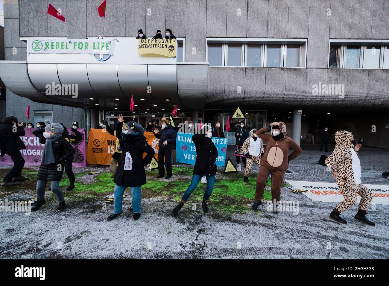 Berlino, Germania. 21st Jan 2022. Nelle ore mattutine circa 50 attivisti della RIBELLIONE DI ESTINZIONE (XR) hanno protestato di fronte alla sede della Bayer AG a Berlino. Il ha anche bloccato la strada di fronte per un breve periodo di tempo. Nei discorsi hanno condannato il coinvolgimento di Bayer nella produzione di erbicidi, pesticidi e fungicidi, che portano all'estinzione di molte specie e stanno danneggiando gli ecosistemi nelle zone in cui vengono utilizzati. Vendono prodotti vietati nell'UE in altre parti del mondo. (Foto di Ralph Pache/PRESSCOV/Sipa USA) Credit: Sipa USA/Alamy Live News Foto Stock