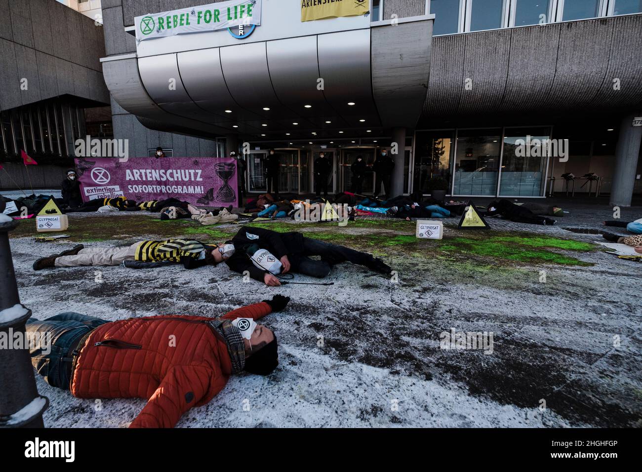 Berlino, Germania. 21st Jan 2022. Nelle ore mattutine circa 50 attivisti della RIBELLIONE DI ESTINZIONE (XR) hanno protestato di fronte alla sede della Bayer AG a Berlino. Il ha anche bloccato la strada di fronte per un breve periodo di tempo. Nei discorsi hanno condannato il coinvolgimento di Bayer nella produzione di erbicidi, pesticidi e fungicidi, che portano all'estinzione di molte specie e stanno danneggiando gli ecosistemi nelle zone in cui vengono utilizzati. Vendono prodotti vietati nell'UE in altre parti del mondo. (Foto di Ralph Pache/PRESSCOV/Sipa USA) Credit: Sipa USA/Alamy Live News Foto Stock