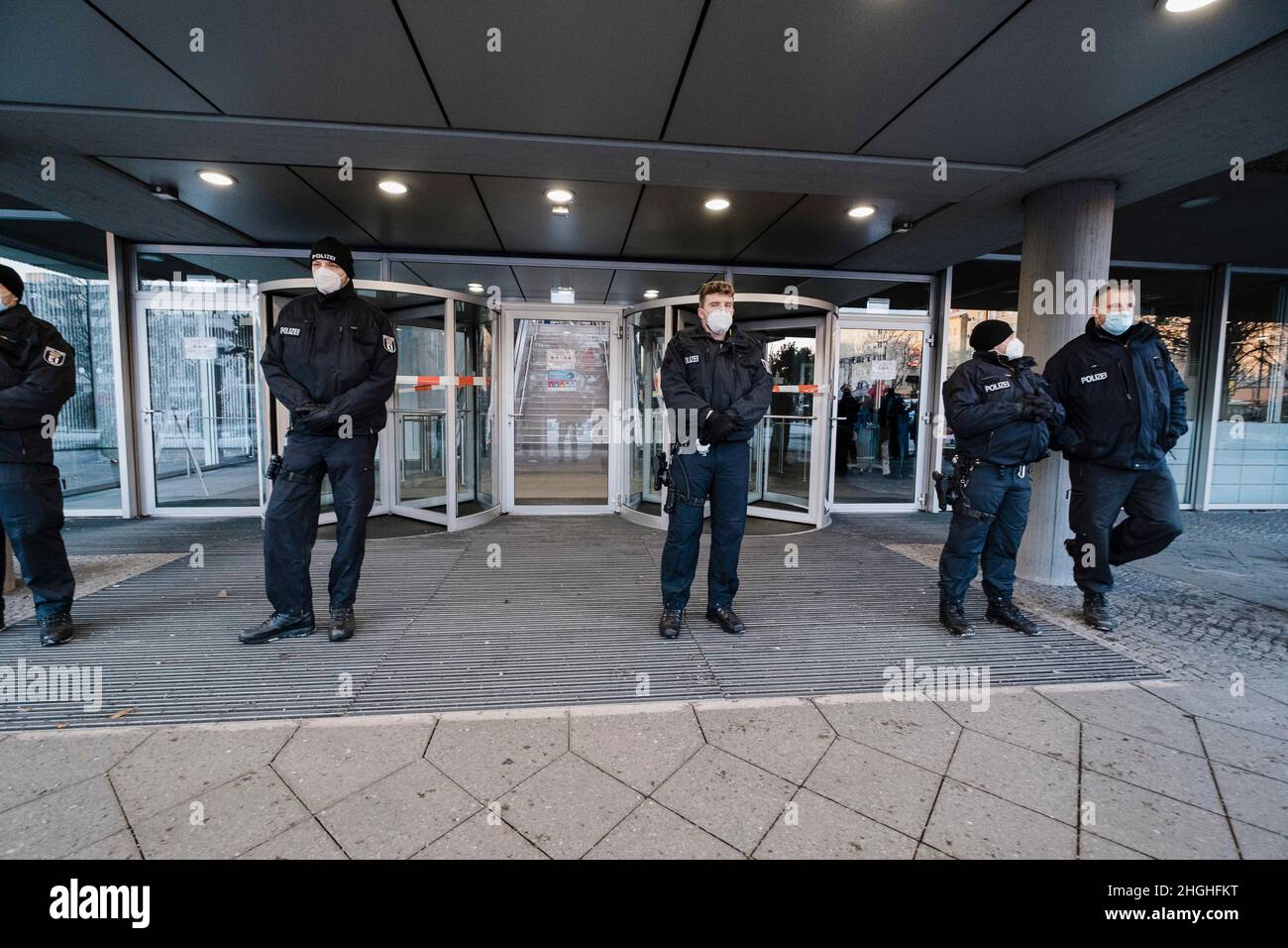 Berlino, Germania. 21st Jan 2022. Nelle ore mattutine circa 50 attivisti della RIBELLIONE DI ESTINZIONE (XR) hanno protestato di fronte alla sede della Bayer AG a Berlino. Il ha anche bloccato la strada di fronte per un breve periodo di tempo. Nei discorsi hanno condannato il coinvolgimento di Bayer nella produzione di erbicidi, pesticidi e fungicidi, che portano all'estinzione di molte specie e stanno danneggiando gli ecosistemi nelle zone in cui vengono utilizzati. Vendono prodotti vietati nell'UE in altre parti del mondo. (Credit Image: © Ralph Pache/PRESSCOV via ZUMA Press Wire) Foto Stock