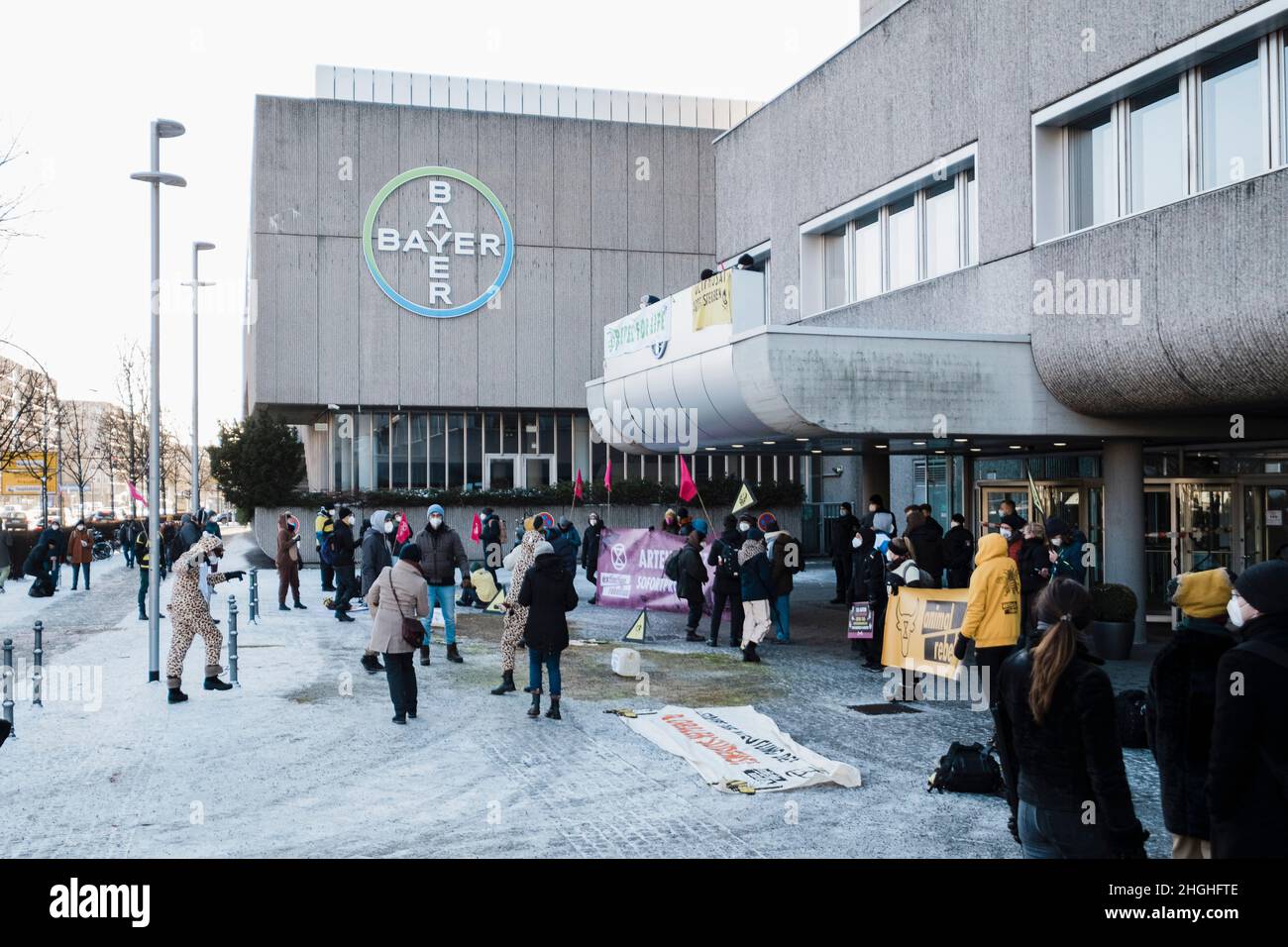 Berlino, Germania. 21st Jan 2022. Nelle ore mattutine circa 50 attivisti della RIBELLIONE DI ESTINZIONE (XR) hanno protestato di fronte alla sede della Bayer AG a Berlino. Il ha anche bloccato la strada di fronte per un breve periodo di tempo. Nei discorsi hanno condannato il coinvolgimento di Bayer nella produzione di erbicidi, pesticidi e fungicidi, che portano all'estinzione di molte specie e stanno danneggiando gli ecosistemi nelle zone in cui vengono utilizzati. Vendono prodotti vietati nell'UE in altre parti del mondo. (Credit Image: © Ralph Pache/PRESSCOV via ZUMA Press Wire) Foto Stock
