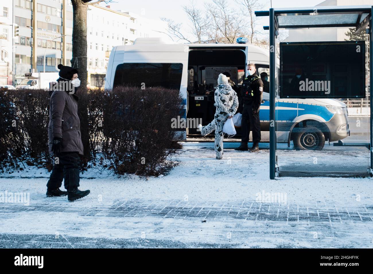 Berlino, Germania. 21st Jan 2022. Nelle ore mattutine circa 50 attivisti della RIBELLIONE DI ESTINZIONE (XR) hanno protestato di fronte alla sede della Bayer AG a Berlino. Il ha anche bloccato la strada di fronte per un breve periodo di tempo. Nei discorsi hanno condannato il coinvolgimento di Bayer nella produzione di erbicidi, pesticidi e fungicidi, che portano all'estinzione di molte specie e stanno danneggiando gli ecosistemi nelle zone in cui vengono utilizzati. Vendono prodotti vietati nell'UE in altre parti del mondo. (Credit Image: © Ralph Pache/PRESSCOV via ZUMA Press Wire) Foto Stock
