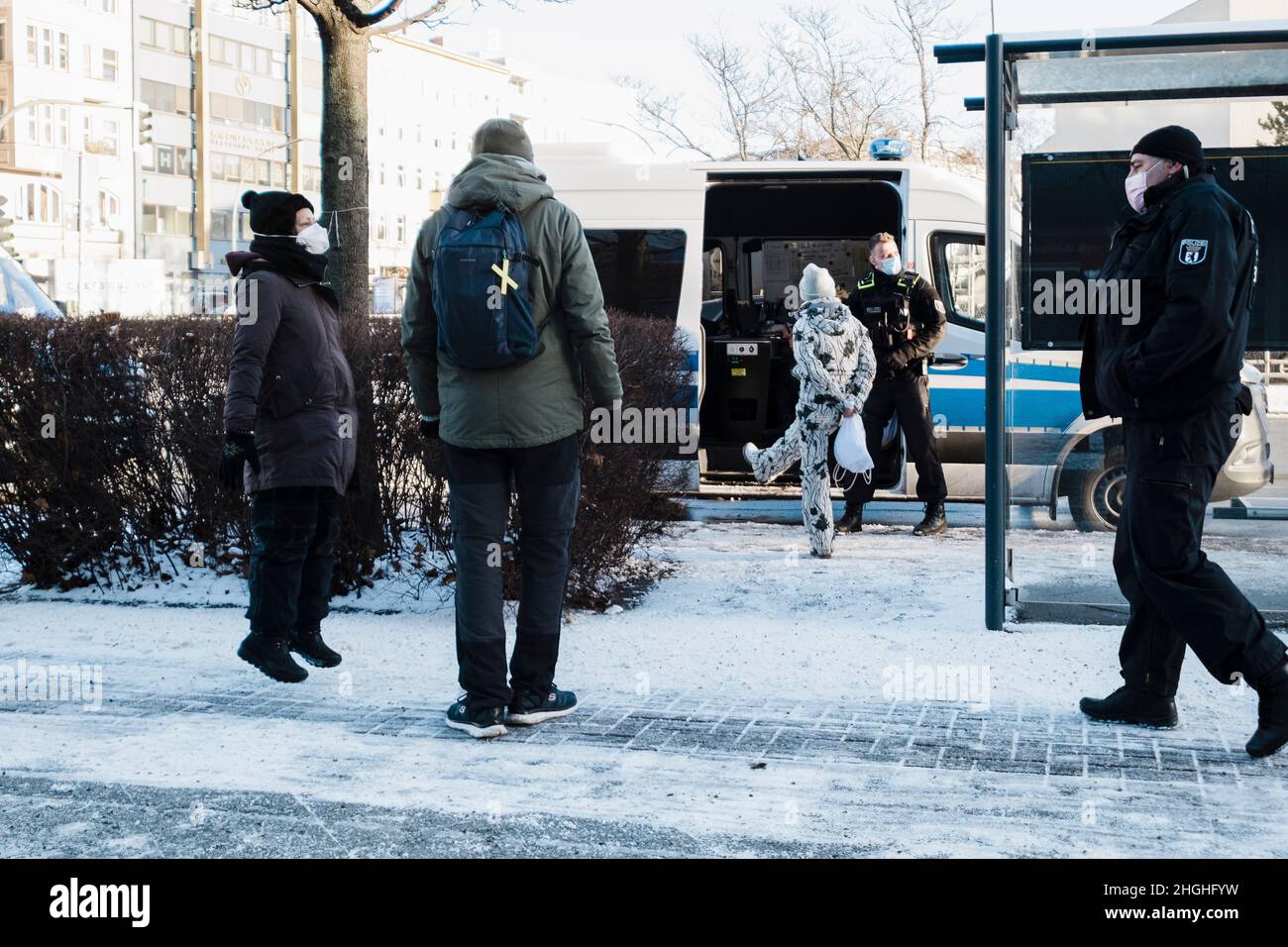Berlino, Germania. 21st Jan 2022. Nelle ore mattutine circa 50 attivisti della RIBELLIONE DI ESTINZIONE (XR) hanno protestato di fronte alla sede della Bayer AG a Berlino. Il ha anche bloccato la strada di fronte per un breve periodo di tempo. Nei discorsi hanno condannato il coinvolgimento di Bayer nella produzione di erbicidi, pesticidi e fungicidi, che portano all'estinzione di molte specie e stanno danneggiando gli ecosistemi nelle zone in cui vengono utilizzati. Vendono prodotti vietati nell'UE in altre parti del mondo. (Credit Image: © Ralph Pache/PRESSCOV via ZUMA Press Wire) Foto Stock