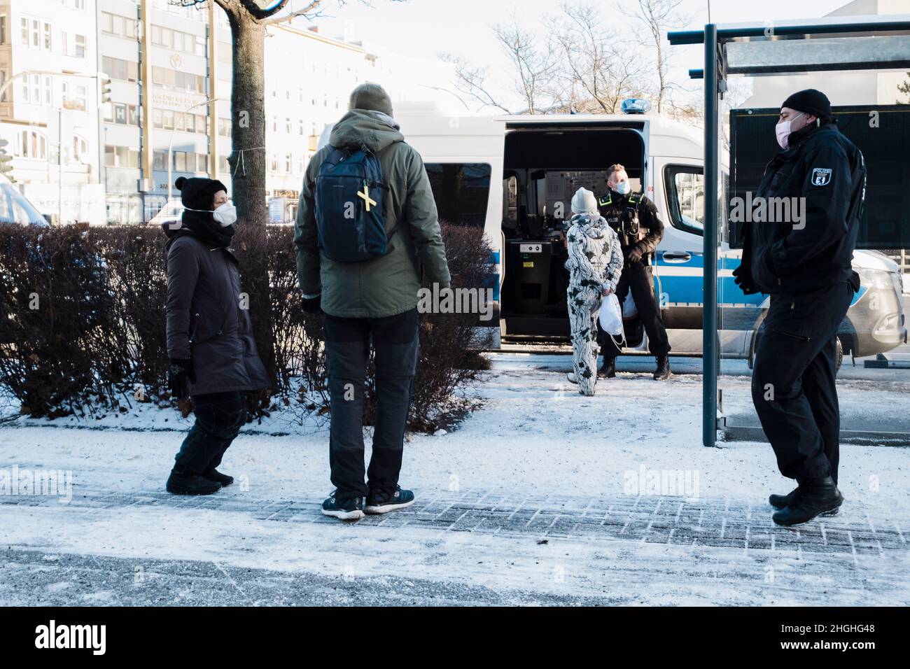 Berlino, Germania. 21st Jan 2022. Nelle ore mattutine circa 50 attivisti della RIBELLIONE DI ESTINZIONE (XR) hanno protestato di fronte alla sede della Bayer AG a Berlino. Il ha anche bloccato la strada di fronte per un breve periodo di tempo. Nei discorsi hanno condannato il coinvolgimento di Bayer nella produzione di erbicidi, pesticidi e fungicidi, che portano all'estinzione di molte specie e stanno danneggiando gli ecosistemi nelle zone in cui vengono utilizzati. Vendono prodotti vietati nell'UE in altre parti del mondo. (Credit Image: © Ralph Pache/PRESSCOV via ZUMA Press Wire) Foto Stock