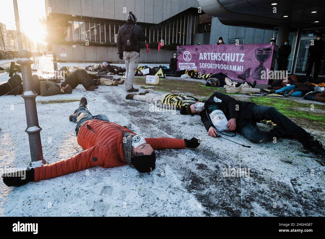 Berlino, Germania. 21st Jan 2022. Nelle ore mattutine circa 50 attivisti della RIBELLIONE DI ESTINZIONE (XR) hanno protestato di fronte alla sede della Bayer AG a Berlino. Il ha anche bloccato la strada di fronte per un breve periodo di tempo. Nei discorsi hanno condannato il coinvolgimento di Bayer nella produzione di erbicidi, pesticidi e fungicidi, che portano all'estinzione di molte specie e stanno danneggiando gli ecosistemi nelle zone in cui vengono utilizzati. Vendono prodotti vietati nell'UE in altre parti del mondo. (Credit Image: © Ralph Pache/PRESSCOV via ZUMA Press Wire) Foto Stock