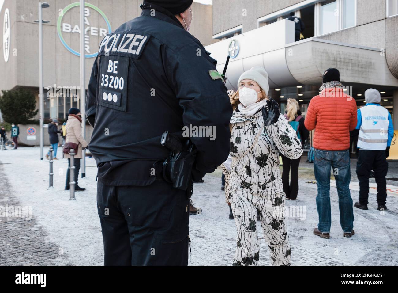 Berlino, Germania. 21st Jan 2022. Nelle ore mattutine circa 50 attivisti della RIBELLIONE DI ESTINZIONE (XR) hanno protestato di fronte alla sede della Bayer AG a Berlino. Il ha anche bloccato la strada di fronte per un breve periodo di tempo. Nei discorsi hanno condannato il coinvolgimento di Bayer nella produzione di erbicidi, pesticidi e fungicidi, che portano all'estinzione di molte specie e stanno danneggiando gli ecosistemi nelle zone in cui vengono utilizzati. Vendono prodotti vietati nell'UE in altre parti del mondo. (Credit Image: © Ralph Pache/PRESSCOV via ZUMA Press Wire) Foto Stock