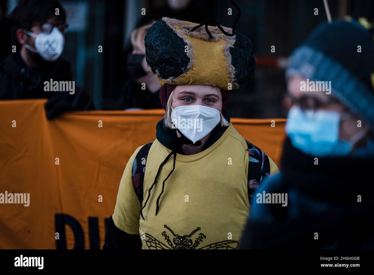 Berlino, Germania. 21st Jan 2022. Nelle ore mattutine circa 50 attivisti della RIBELLIONE DI ESTINZIONE (XR) hanno protestato di fronte alla sede della Bayer AG a Berlino. Il ha anche bloccato la strada di fronte per un breve periodo di tempo. Nei discorsi hanno condannato il coinvolgimento di Bayer nella produzione di erbicidi, pesticidi e fungicidi, che portano all'estinzione di molte specie e stanno danneggiando gli ecosistemi nelle zone in cui vengono utilizzati. Vendono prodotti vietati nell'UE in altre parti del mondo. (Credit Image: © Ralph Pache/PRESSCOV via ZUMA Press Wire) Foto Stock
