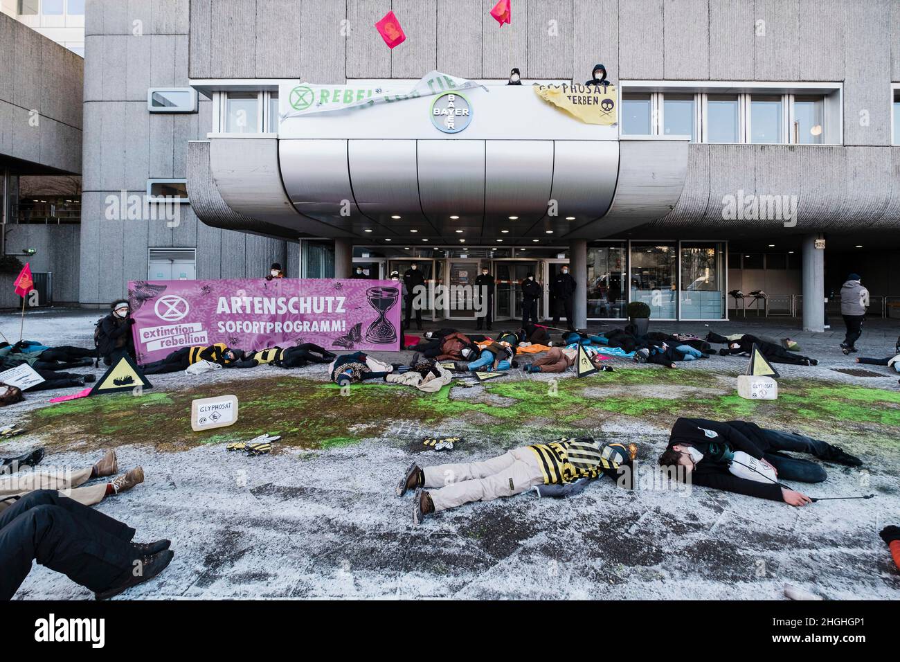 Berlino, Germania. 21st Jan 2022. Nelle ore mattutine circa 50 attivisti della RIBELLIONE DI ESTINZIONE (XR) hanno protestato di fronte alla sede della Bayer AG a Berlino. Il ha anche bloccato la strada di fronte per un breve periodo di tempo. Nei discorsi hanno condannato il coinvolgimento di Bayer nella produzione di erbicidi, pesticidi e fungicidi, che portano all'estinzione di molte specie e stanno danneggiando gli ecosistemi nelle zone in cui vengono utilizzati. Vendono prodotti vietati nell'UE in altre parti del mondo. (Credit Image: © Ralph Pache/PRESSCOV via ZUMA Press Wire) Foto Stock