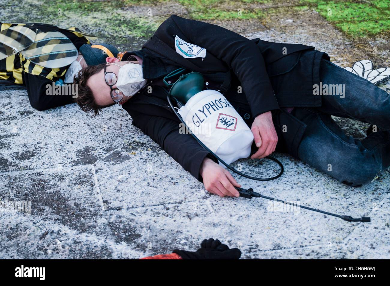 Berlino, Germania. 21st Jan 2022. Nelle ore mattutine circa 50 attivisti della RIBELLIONE DI ESTINZIONE (XR) hanno protestato di fronte alla sede della Bayer AG a Berlino. Il ha anche bloccato la strada di fronte per un breve periodo di tempo. Nei discorsi hanno condannato il coinvolgimento di Bayer nella produzione di erbicidi, pesticidi e fungicidi, che portano all'estinzione di molte specie e stanno danneggiando gli ecosistemi nelle zone in cui vengono utilizzati. Vendono prodotti vietati nell'UE in altre parti del mondo. (Credit Image: © Ralph Pache/PRESSCOV via ZUMA Press Wire) Foto Stock
