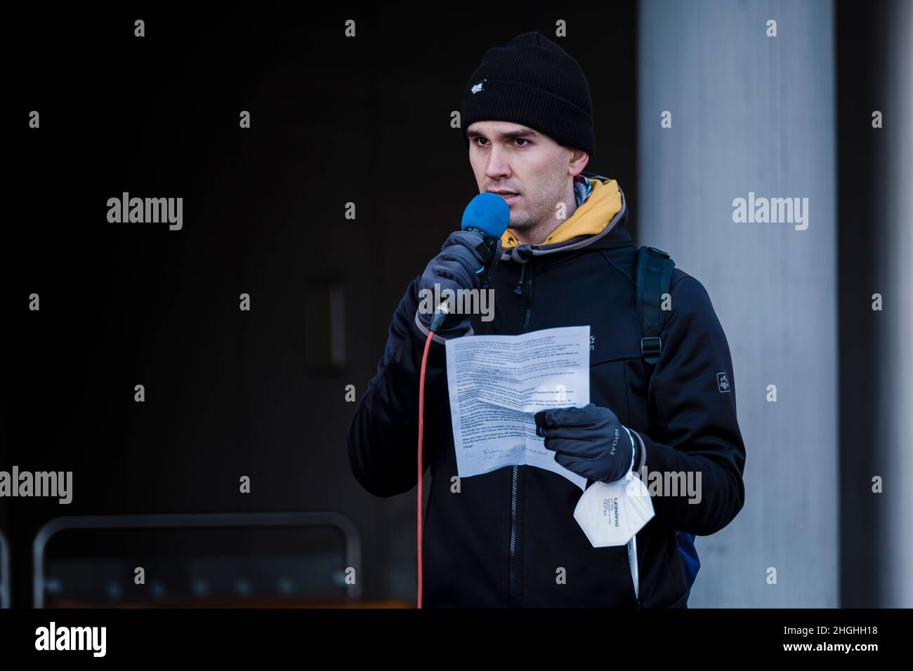 Berlino, Germania. 21st Jan 2022. Nelle ore mattutine circa 50 attivisti della RIBELLIONE DI ESTINZIONE (XR) hanno protestato di fronte alla sede della Bayer AG a Berlino. Il ha anche bloccato la strada di fronte per un breve periodo di tempo. Nei discorsi hanno condannato il coinvolgimento di Bayer nella produzione di erbicidi, pesticidi e fungicidi, che portano all'estinzione di molte specie e stanno danneggiando gli ecosistemi nelle zone in cui vengono utilizzati. Vendono prodotti vietati nell'UE in altre parti del mondo. (Credit Image: © Ralph Pache/PRESSCOV via ZUMA Press Wire) Foto Stock