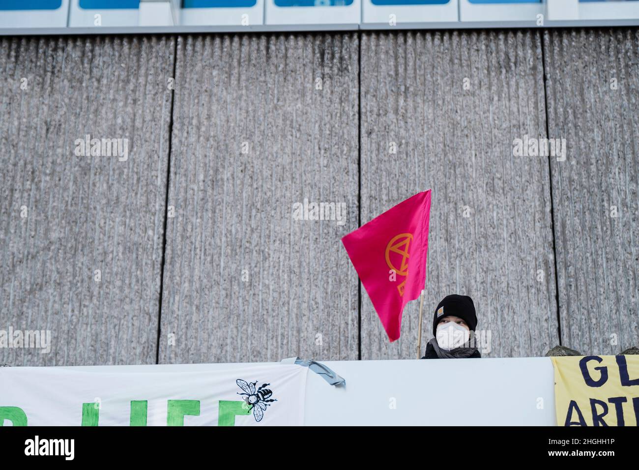 Berlino, Germania. 21st Jan 2022. Nelle ore mattutine circa 50 attivisti della RIBELLIONE DI ESTINZIONE (XR) hanno protestato di fronte alla sede della Bayer AG a Berlino. Il ha anche bloccato la strada di fronte per un breve periodo di tempo. Nei discorsi hanno condannato il coinvolgimento di Bayer nella produzione di erbicidi, pesticidi e fungicidi, che portano all'estinzione di molte specie e stanno danneggiando gli ecosistemi nelle zone in cui vengono utilizzati. Vendono prodotti vietati nell'UE in altre parti del mondo. (Credit Image: © Ralph Pache/PRESSCOV via ZUMA Press Wire) Foto Stock