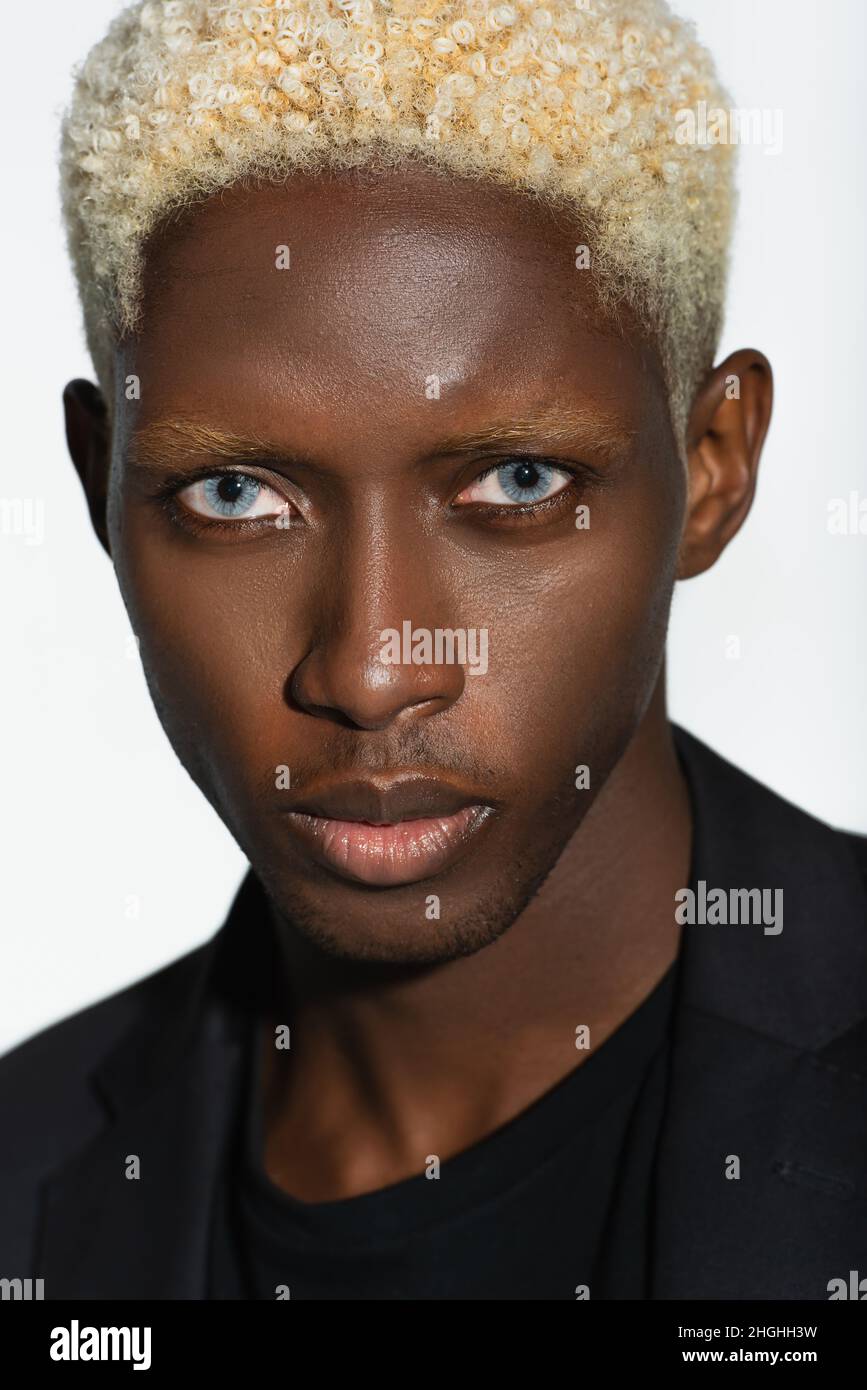 primo piano ritratto di elegante afroamericano con capelli sbiancati isolati sul grigio Foto Stock