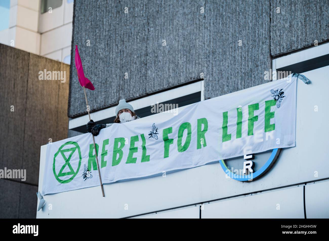 Berlino, Germania. 21st Jan 2022. Nelle ore mattutine circa 50 attivisti della RIBELLIONE DI ESTINZIONE (XR) hanno protestato di fronte alla sede della Bayer AG a Berlino. Il ha anche bloccato la strada di fronte per un breve periodo di tempo. Nei discorsi hanno condannato il coinvolgimento di Bayer nella produzione di erbicidi, pesticidi e fungicidi, che portano all'estinzione di molte specie e stanno danneggiando gli ecosistemi nelle zone in cui vengono utilizzati. Vendono prodotti vietati nell'UE in altre parti del mondo. (Credit Image: © Ralph Pache/PRESSCOV via ZUMA Press Wire) Foto Stock