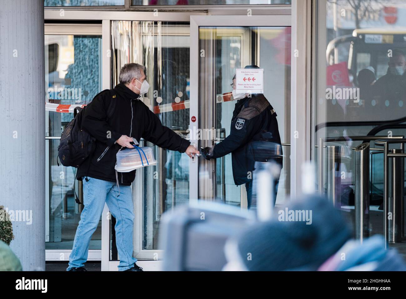 Berlino, Germania. 21st Jan 2022. Nelle ore mattutine circa 50 attivisti della RIBELLIONE DI ESTINZIONE (XR) hanno protestato di fronte alla sede della Bayer AG a Berlino. Il ha anche bloccato la strada di fronte per un breve periodo di tempo. Nei discorsi hanno condannato il coinvolgimento di Bayer nella produzione di erbicidi, pesticidi e fungicidi, che portano all'estinzione di molte specie e stanno danneggiando gli ecosistemi nelle zone in cui vengono utilizzati. Vendono prodotti vietati nell'UE in altre parti del mondo. (Credit Image: © Ralph Pache/PRESSCOV via ZUMA Press Wire) Foto Stock