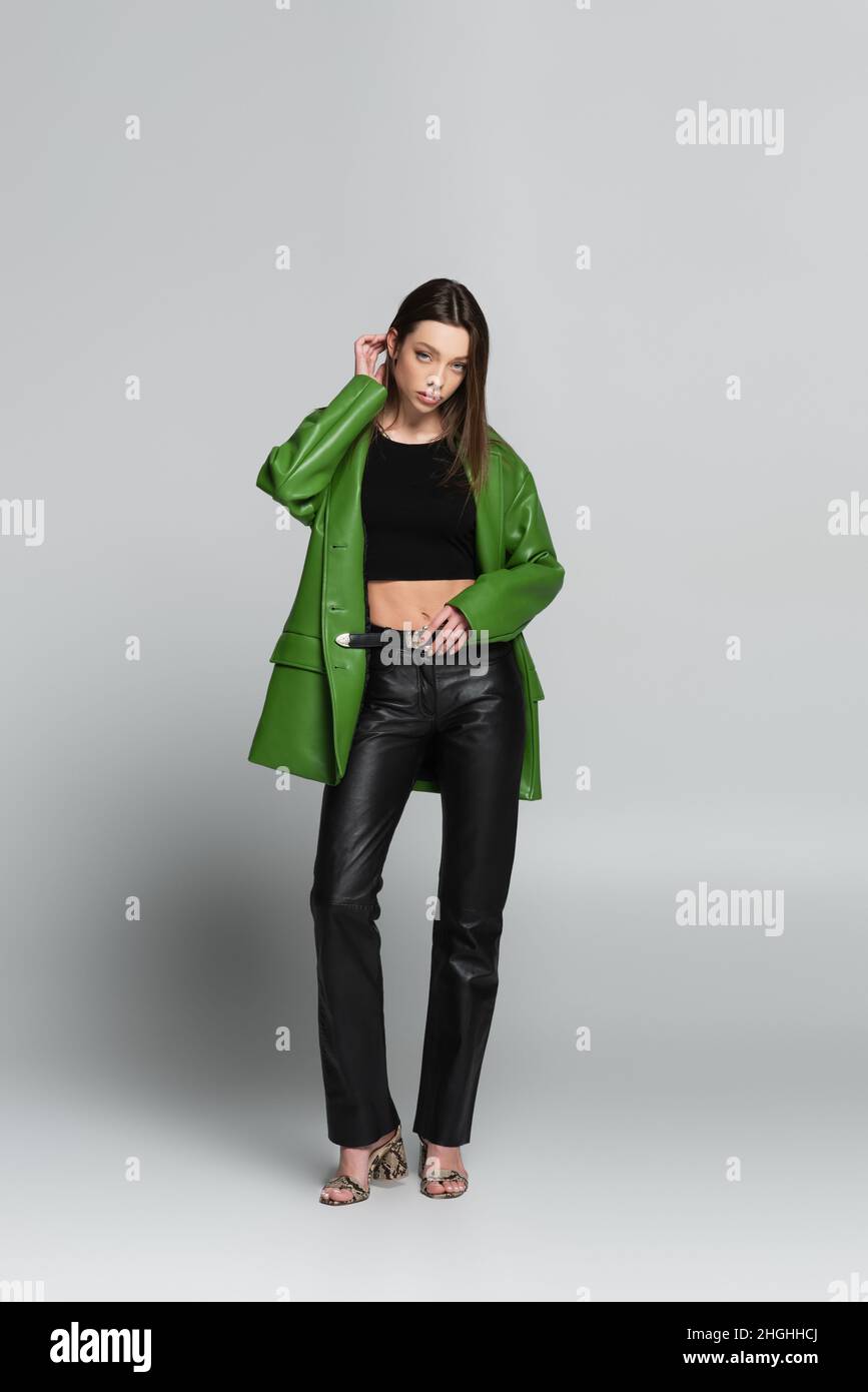 Pantaloni di pelle nera immagini e fotografie stock ad alta risoluzione -  Alamy