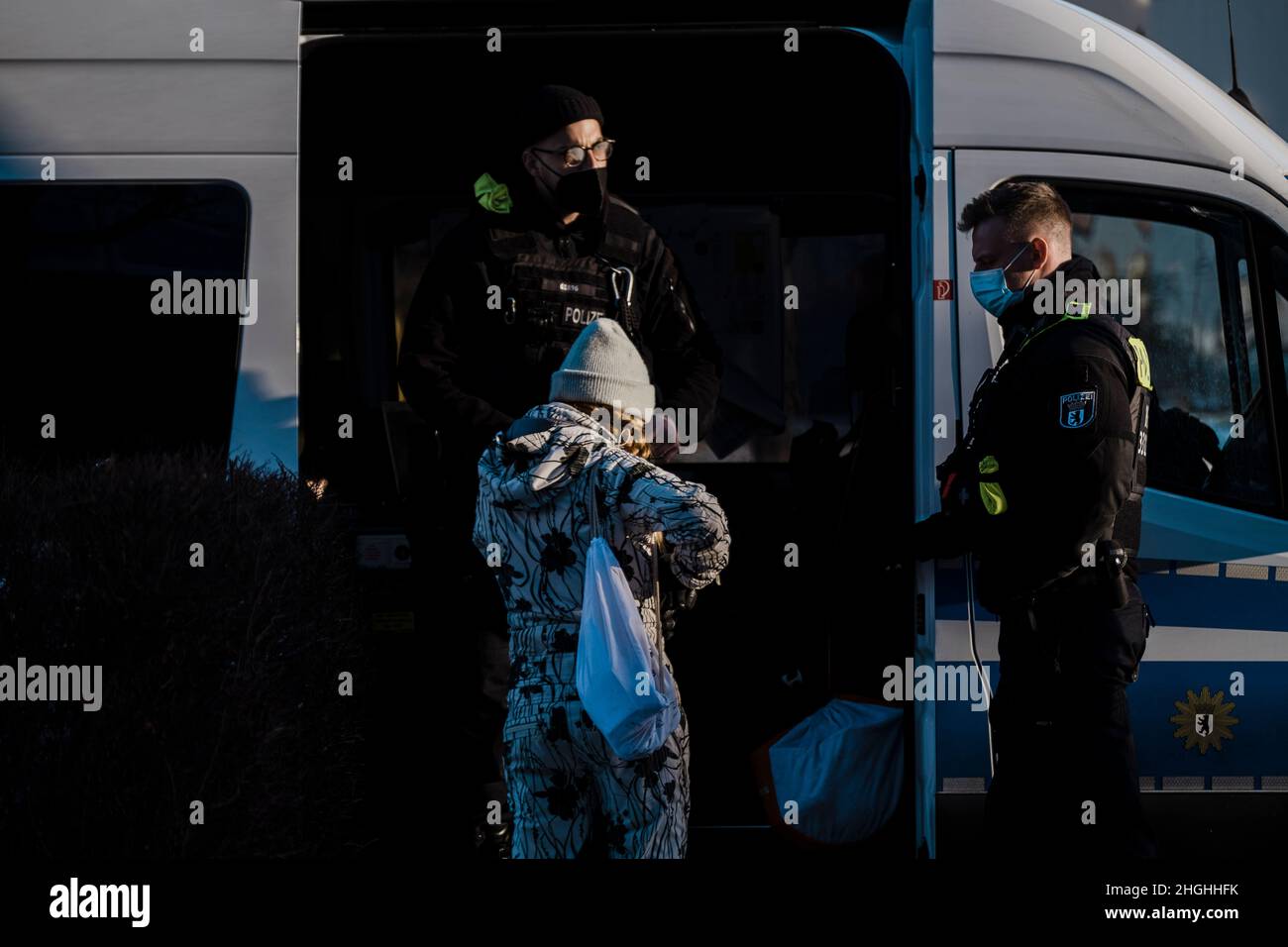 Berlino, Germania. 21st Jan 2022. Nelle ore mattutine circa 50 attivisti della RIBELLIONE DI ESTINZIONE (XR) hanno protestato di fronte alla sede della Bayer AG a Berlino. Il ha anche bloccato la strada di fronte per un breve periodo di tempo. Nei discorsi hanno condannato il coinvolgimento di Bayer nella produzione di erbicidi, pesticidi e fungicidi, che portano all'estinzione di molte specie e stanno danneggiando gli ecosistemi nelle zone in cui vengono utilizzati. Vendono prodotti vietati nell'UE in altre parti del mondo. (Credit Image: © Ralph Pache/PRESSCOV via ZUMA Press Wire) Foto Stock