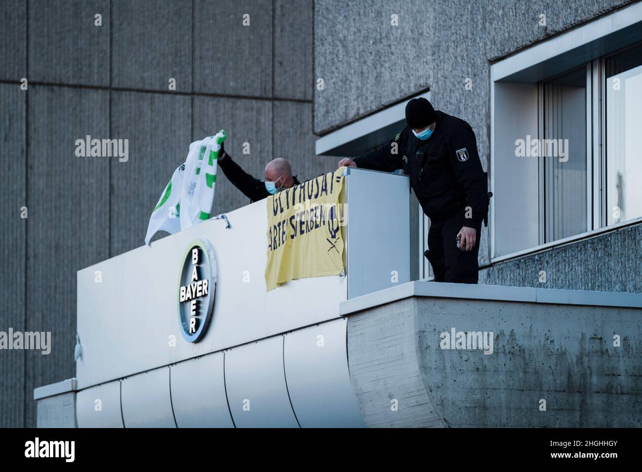 Berlino, Germania. 21st Jan 2022. Nelle ore mattutine circa 50 attivisti della RIBELLIONE DI ESTINZIONE (XR) hanno protestato di fronte alla sede della Bayer AG a Berlino. Il ha anche bloccato la strada di fronte per un breve periodo di tempo. Nei discorsi hanno condannato il coinvolgimento di Bayer nella produzione di erbicidi, pesticidi e fungicidi, che portano all'estinzione di molte specie e stanno danneggiando gli ecosistemi nelle zone in cui vengono utilizzati. Vendono prodotti vietati nell'UE in altre parti del mondo. (Credit Image: © Ralph Pache/PRESSCOV via ZUMA Press Wire) Foto Stock