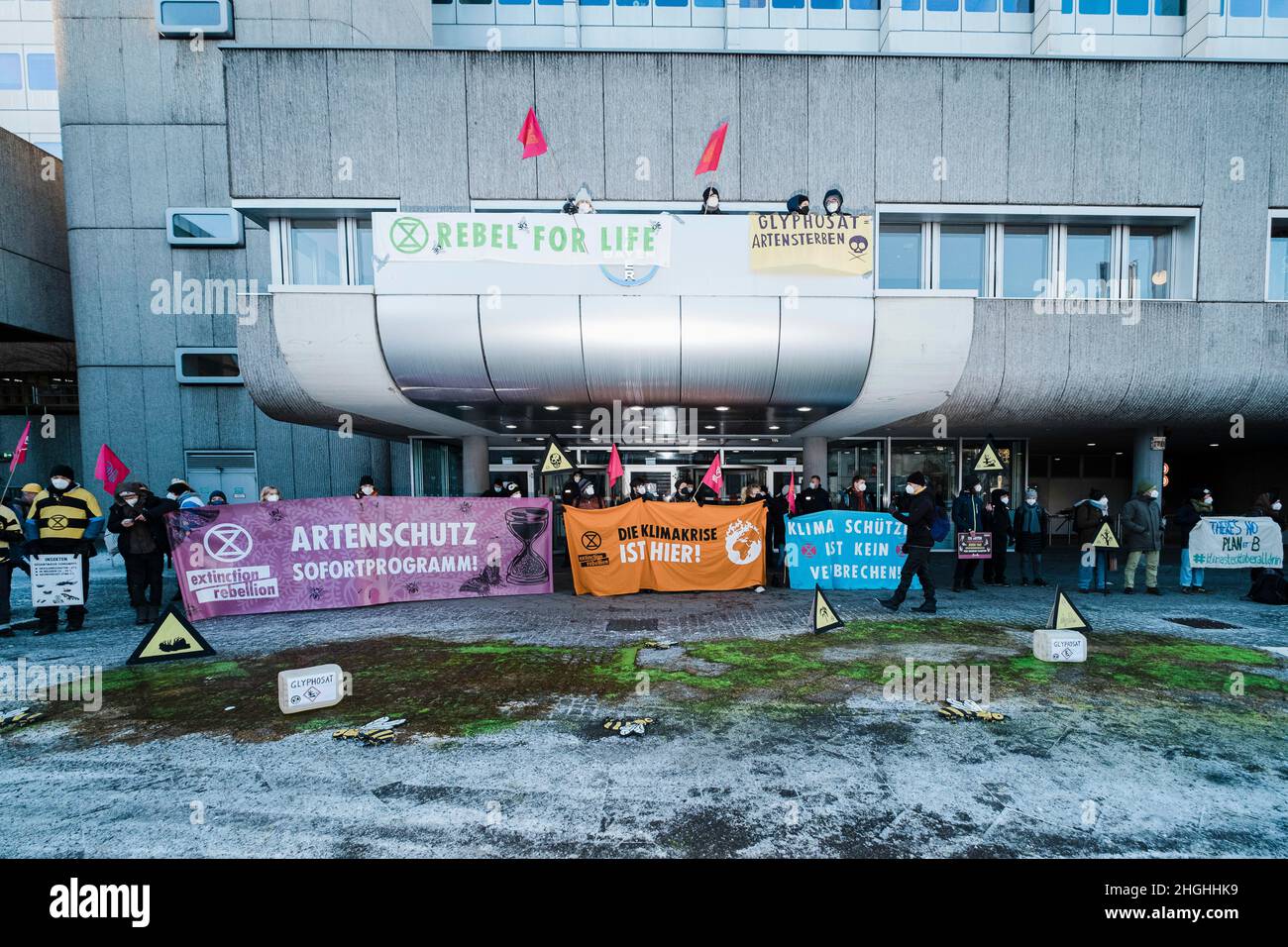 Berlino, Germania. 21st Jan 2022. Nelle ore mattutine circa 50 attivisti della RIBELLIONE DI ESTINZIONE (XR) hanno protestato di fronte alla sede della Bayer AG a Berlino. Il ha anche bloccato la strada di fronte per un breve periodo di tempo. Nei discorsi hanno condannato il coinvolgimento di Bayer nella produzione di erbicidi, pesticidi e fungicidi, che portano all'estinzione di molte specie e stanno danneggiando gli ecosistemi nelle zone in cui vengono utilizzati. Vendono prodotti vietati nell'UE in altre parti del mondo. (Credit Image: © Ralph Pache/PRESSCOV via ZUMA Press Wire) Foto Stock
