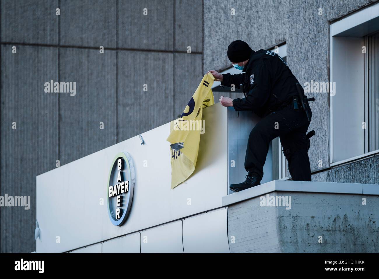 Berlino, Germania. 21st Jan 2022. Nelle ore mattutine circa 50 attivisti della RIBELLIONE DI ESTINZIONE (XR) hanno protestato di fronte alla sede della Bayer AG a Berlino. Il ha anche bloccato la strada di fronte per un breve periodo di tempo. Nei discorsi hanno condannato il coinvolgimento di Bayer nella produzione di erbicidi, pesticidi e fungicidi, che portano all'estinzione di molte specie e stanno danneggiando gli ecosistemi nelle zone in cui vengono utilizzati. Vendono prodotti vietati nell'UE in altre parti del mondo. (Credit Image: © Ralph Pache/PRESSCOV via ZUMA Press Wire) Foto Stock