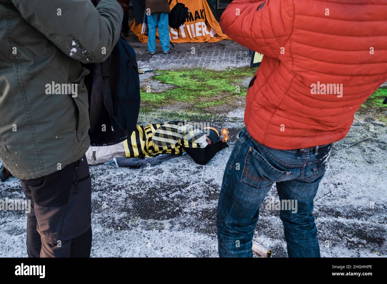 Berlino, Germania. 21st Jan 2022. Nelle ore mattutine circa 50 attivisti della RIBELLIONE DI ESTINZIONE (XR) hanno protestato di fronte alla sede della Bayer AG a Berlino. Il ha anche bloccato la strada di fronte per un breve periodo di tempo. Nei discorsi hanno condannato il coinvolgimento di Bayer nella produzione di erbicidi, pesticidi e fungicidi, che portano all'estinzione di molte specie e stanno danneggiando gli ecosistemi nelle zone in cui vengono utilizzati. Vendono prodotti vietati nell'UE in altre parti del mondo. (Credit Image: © Ralph Pache/PRESSCOV via ZUMA Press Wire) Foto Stock