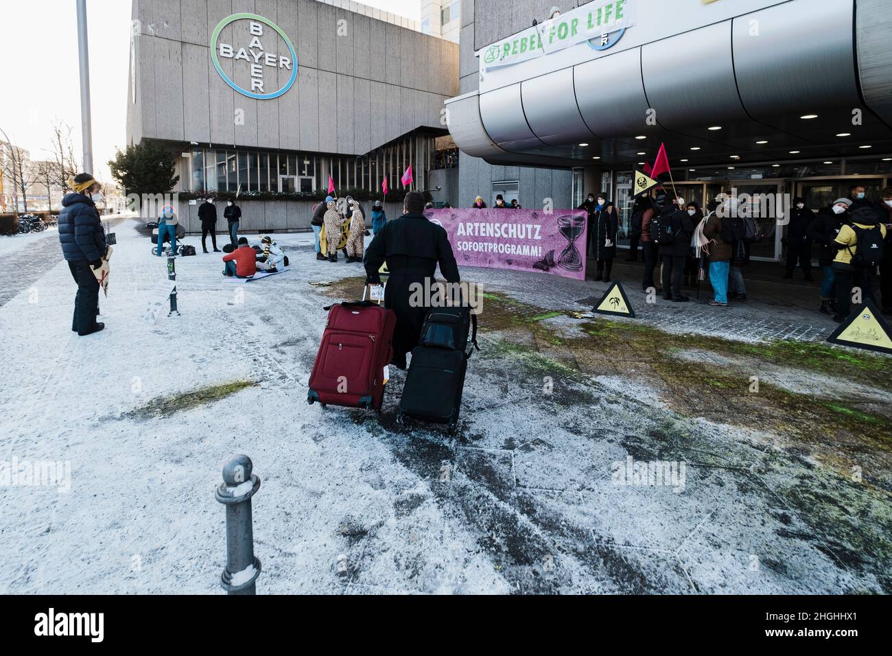 Berlino, Germania. 21st Jan 2022. Nelle ore mattutine circa 50 attivisti della RIBELLIONE DI ESTINZIONE (XR) hanno protestato di fronte alla sede della Bayer AG a Berlino. Il ha anche bloccato la strada di fronte per un breve periodo di tempo. Nei discorsi hanno condannato il coinvolgimento di Bayer nella produzione di erbicidi, pesticidi e fungicidi, che portano all'estinzione di molte specie e stanno danneggiando gli ecosistemi nelle zone in cui vengono utilizzati. Vendono prodotti vietati nell'UE in altre parti del mondo. (Credit Image: © Ralph Pache/PRESSCOV via ZUMA Press Wire) Foto Stock